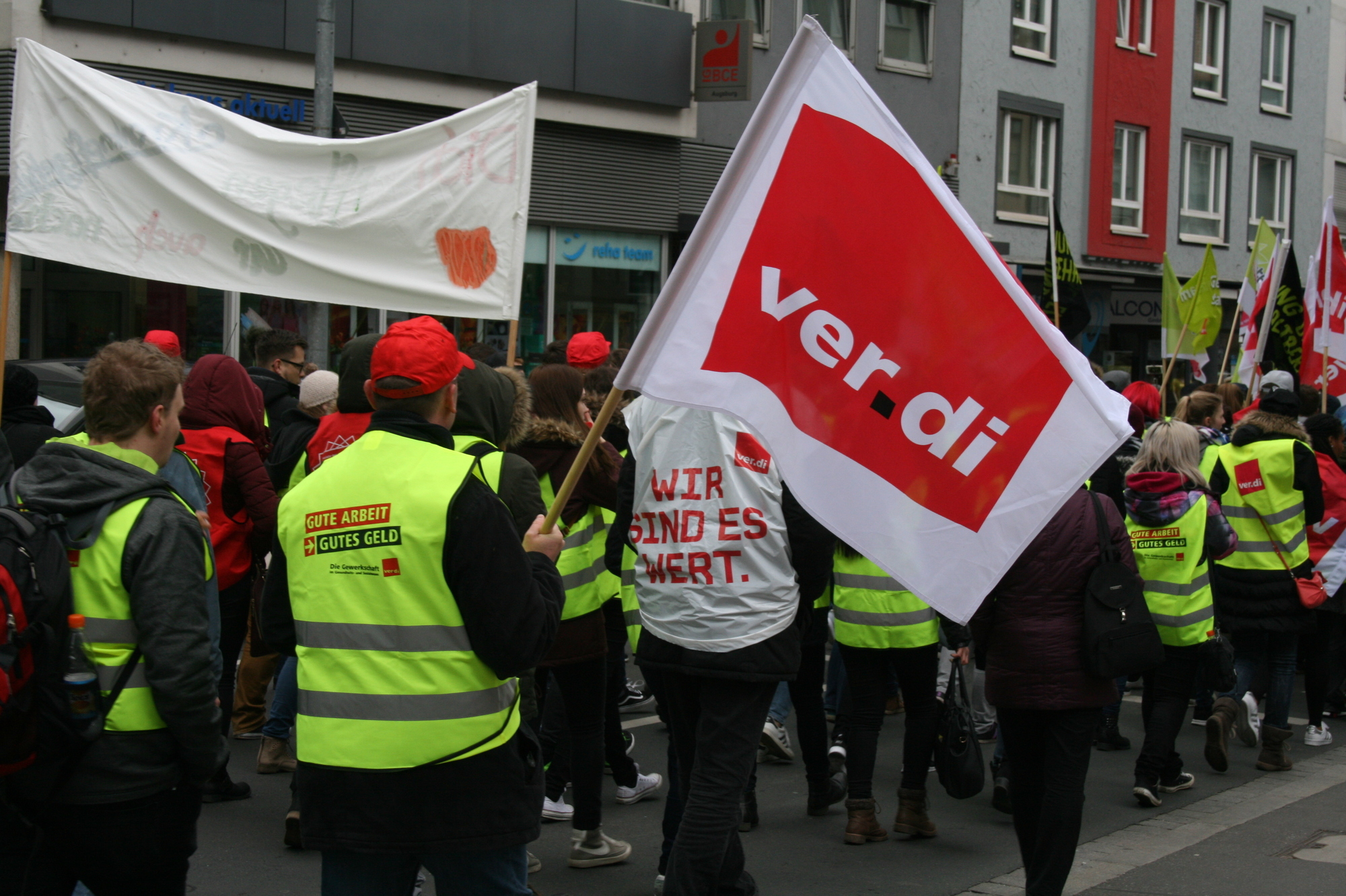 Zahlreiche Mitglieder aus ganz Schwaben nahmen an der Demonstration in Augsburg teil. Foto: B4B WIRTSCHAFTSLEBEN SCHWABEN