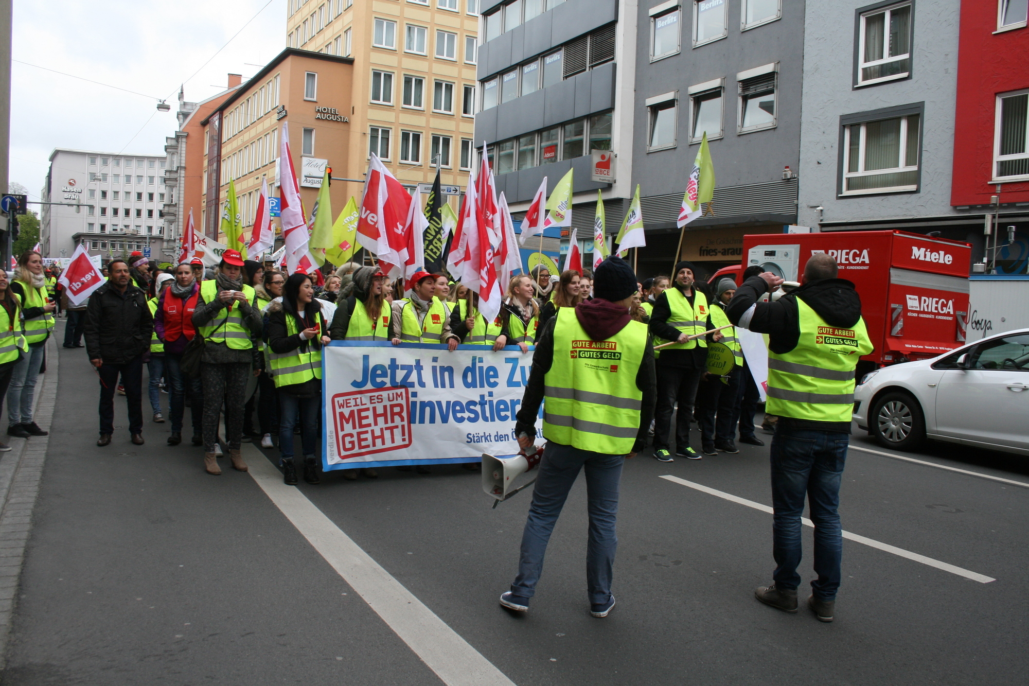 Zahlreiche Mitglieder aus ganz Schwaben nahmen an der Demonstration in Augsburg teil. Foto: B4B WIRTSCHAFTSLEBEN SCHWABEN