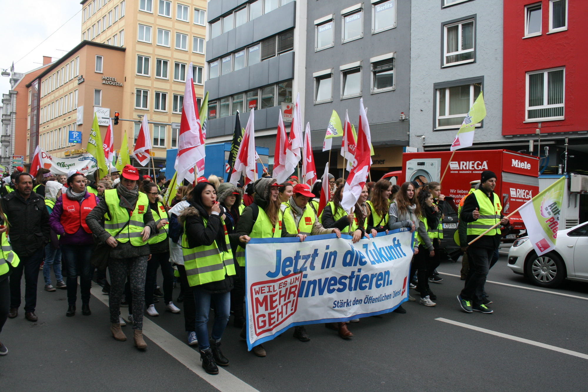 Zahlreiche Mitglieder aus ganz Schwaben nahmen an der Demonstration in Augsburg teil. Foto: B4B WIRTSCHAFTSLEBEN SCHWABEN