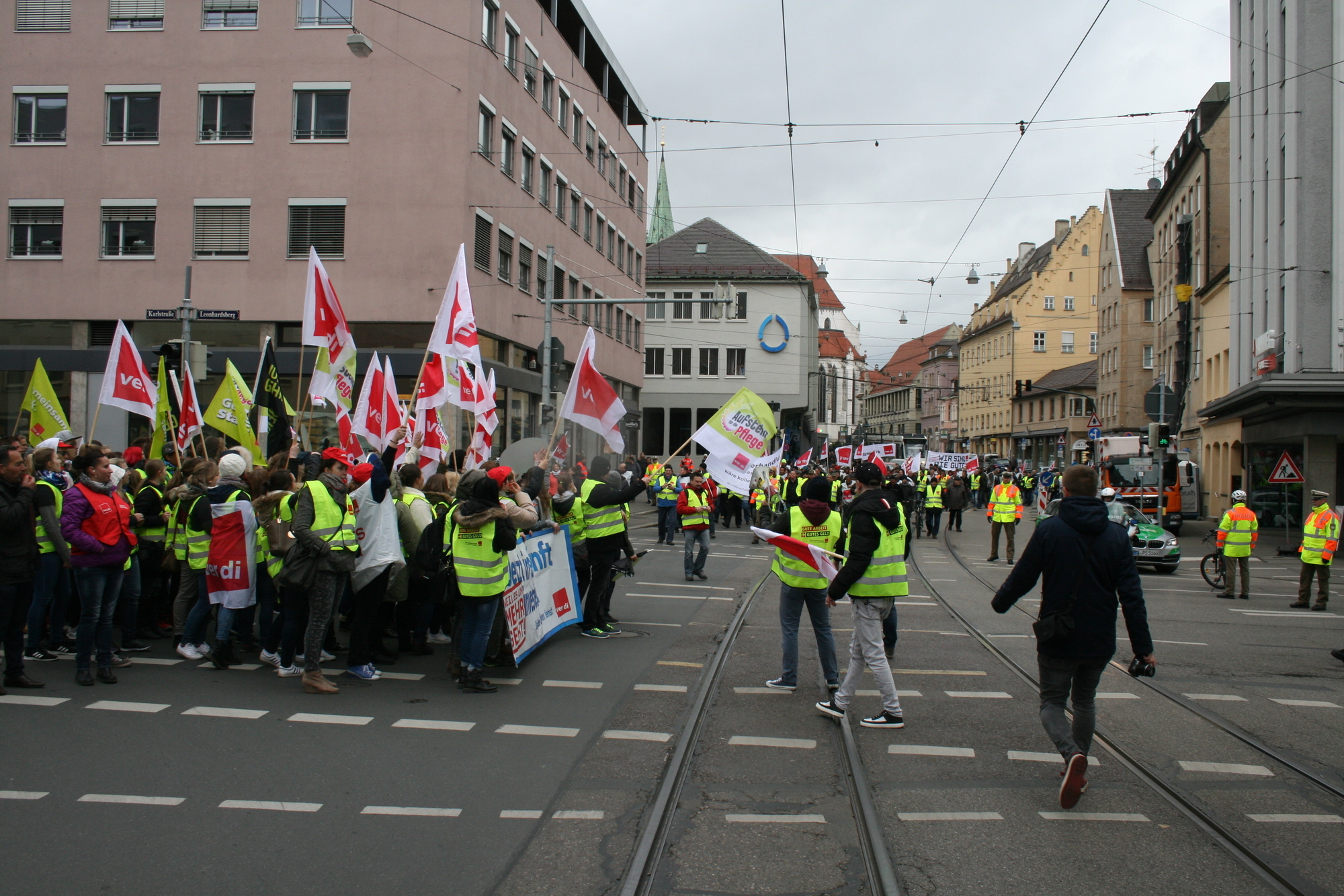 Zahlreiche Mitglieder aus ganz Schwaben nahmen an der Demonstration in Augsburg teil. Foto: B4B WIRTSCHAFTSLEBEN SCHWABEN