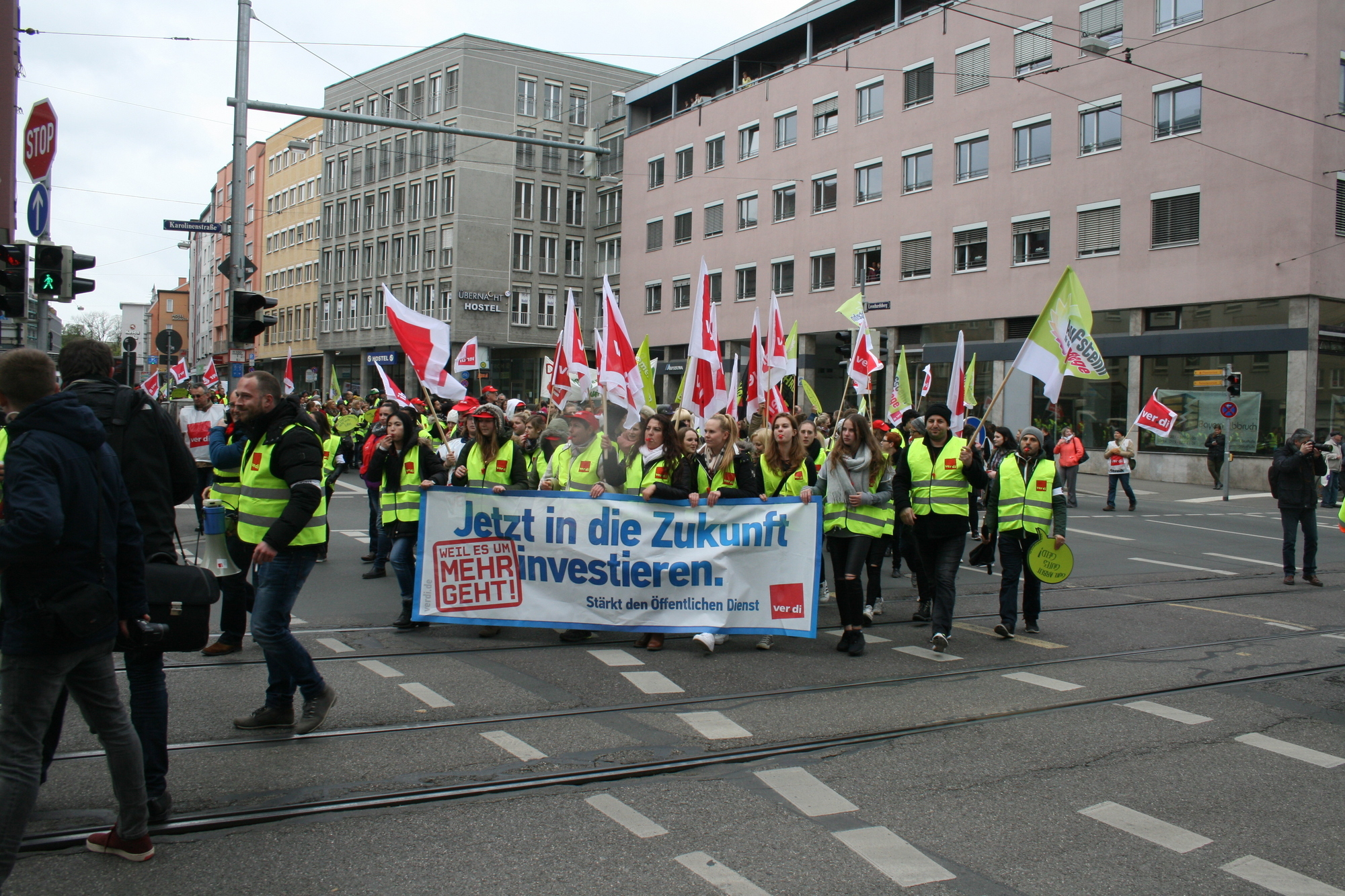 Zahlreiche Mitglieder aus ganz Schwaben nahmen an der Demonstration in Augsburg teil. Foto: B4B WIRTSCHAFTSLEBEN SCHWABEN
