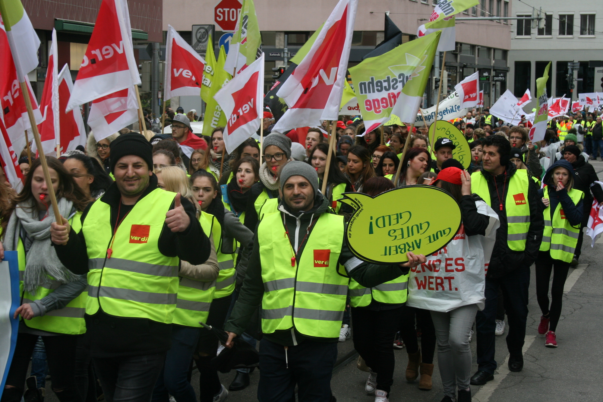 Zahlreiche Mitglieder aus ganz Schwaben nahmen an der Demonstration in Augsburg teil. Foto: B4B WIRTSCHAFTSLEBEN SCHWABEN