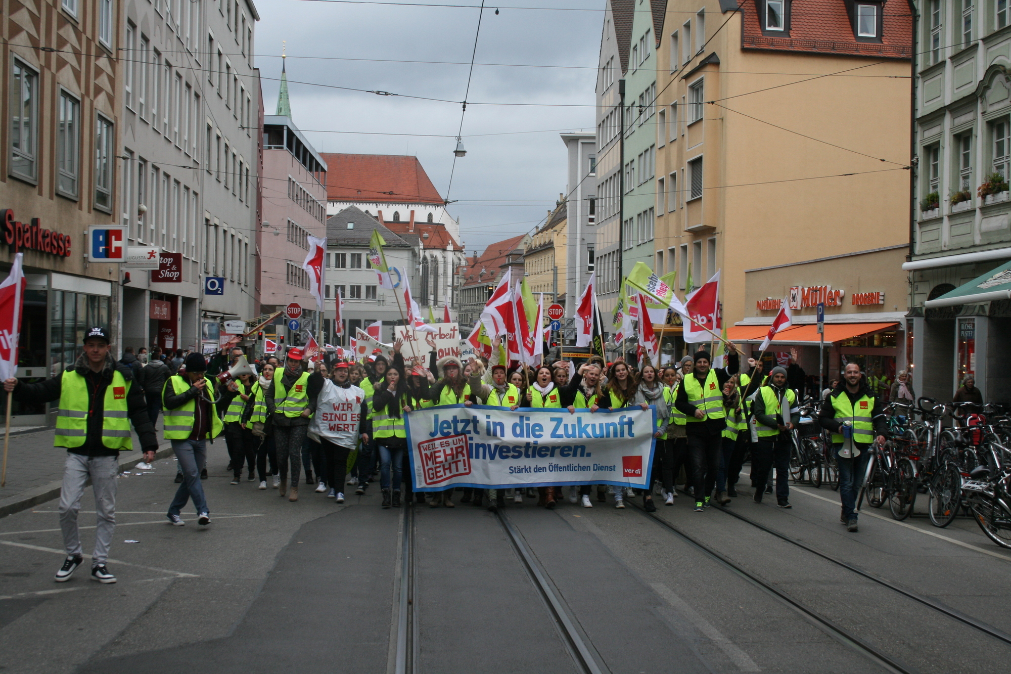 Zahlreiche Mitglieder aus ganz Schwaben nahmen an der Demonstration in Augsburg teil. Foto: B4B WIRTSCHAFTSLEBEN SCHWABEN