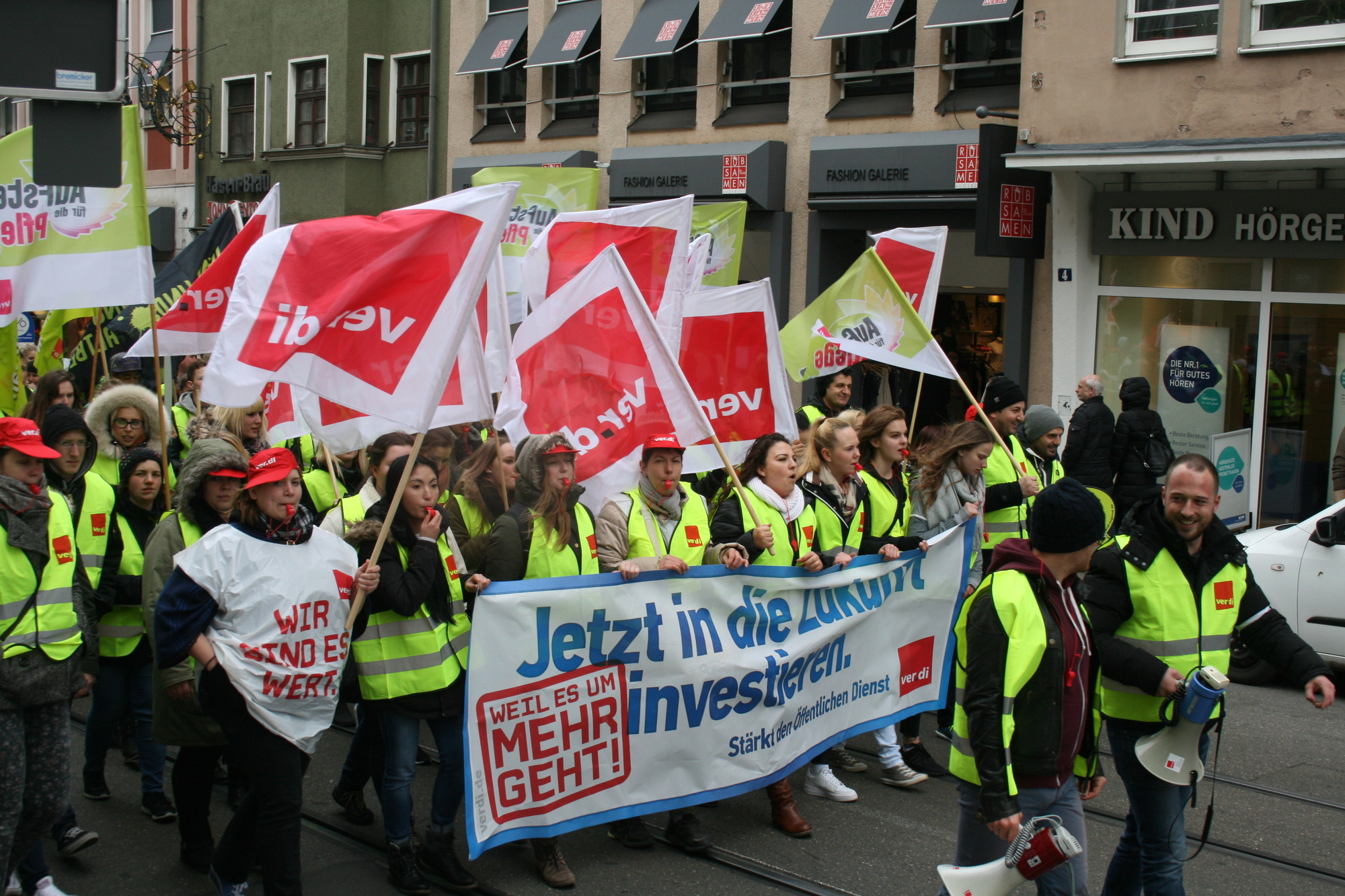 Zahlreiche Mitglieder aus ganz Schwaben nahmen an der Demonstration in Augsburg teil. Foto: B4B WIRTSCHAFTSLEBEN SCHWABEN