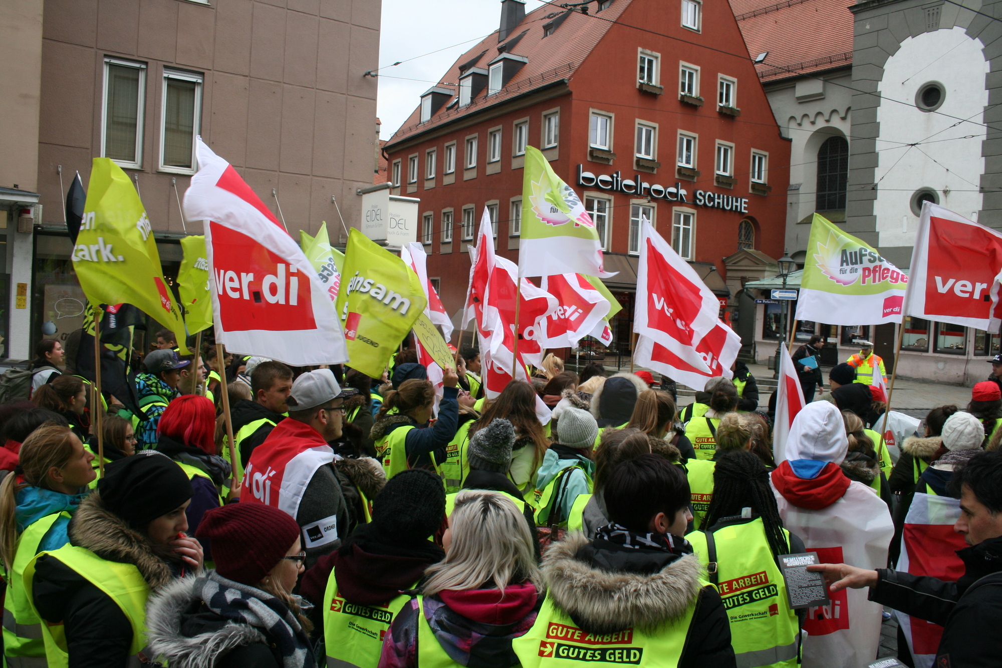 Zahlreiche Mitglieder aus ganz Schwaben nahmen an der Demonstration in Augsburg teil. Foto: B4B WIRTSCHAFTSLEBEN SCHWABEN