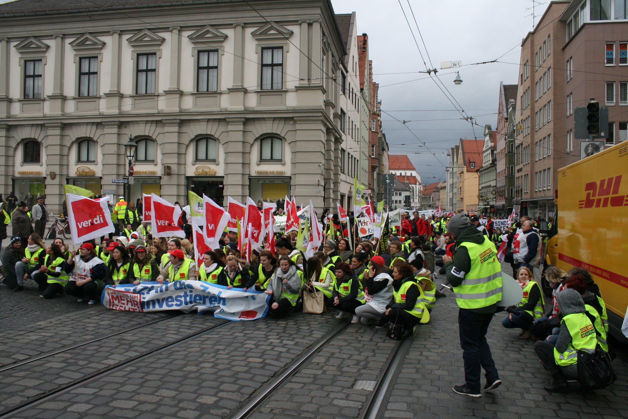 Zahlreiche Mitglieder aus ganz Schwaben nahmen an der Demonstration in Augsburg teil. Foto: B4B WIRTSCHAFTSLEBEN SCHWABEN