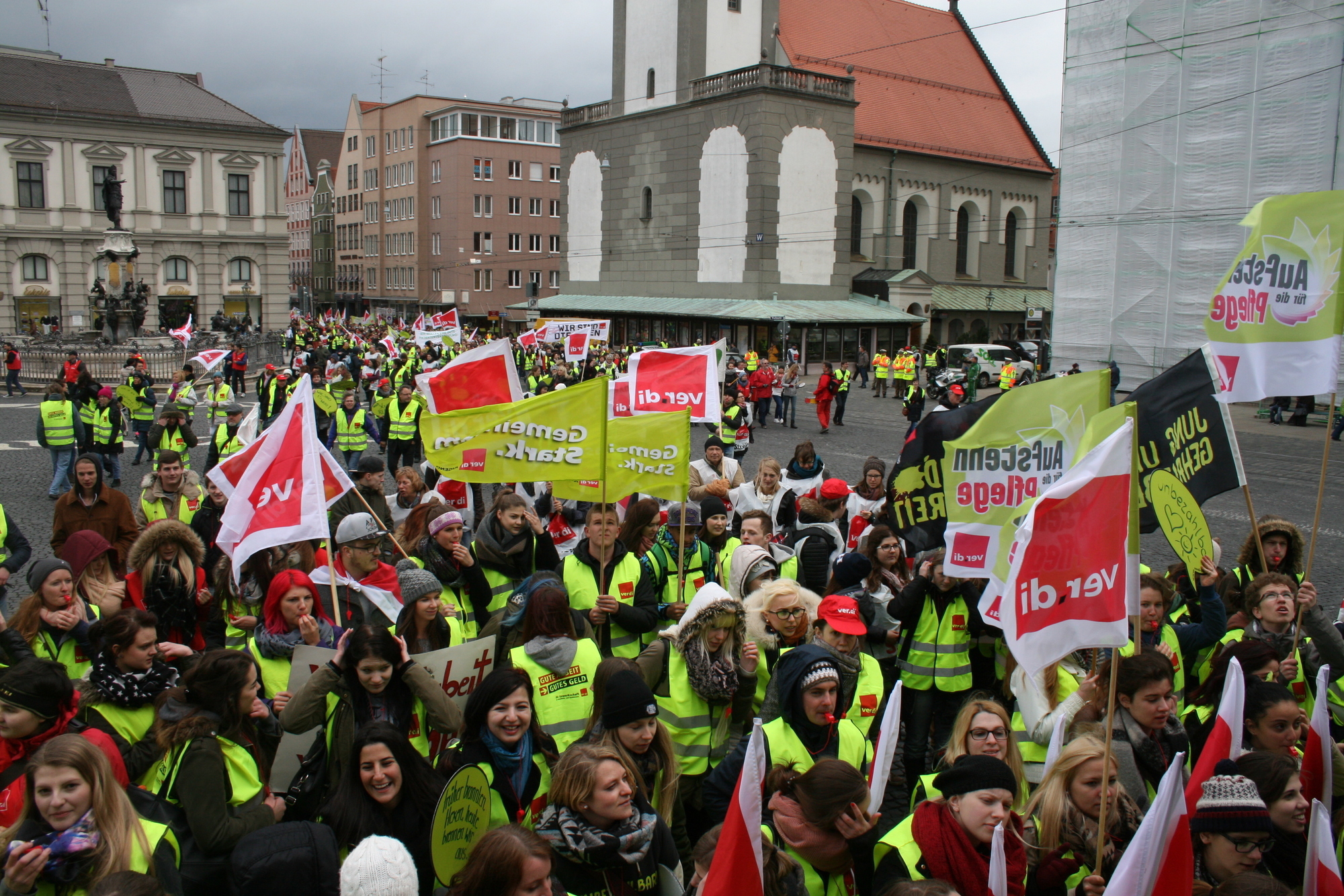 Zahlreiche Mitglieder aus ganz Schwaben nahmen an der Demonstration in Augsburg teil. Foto: B4B WIRTSCHAFTSLEBEN SCHWABEN