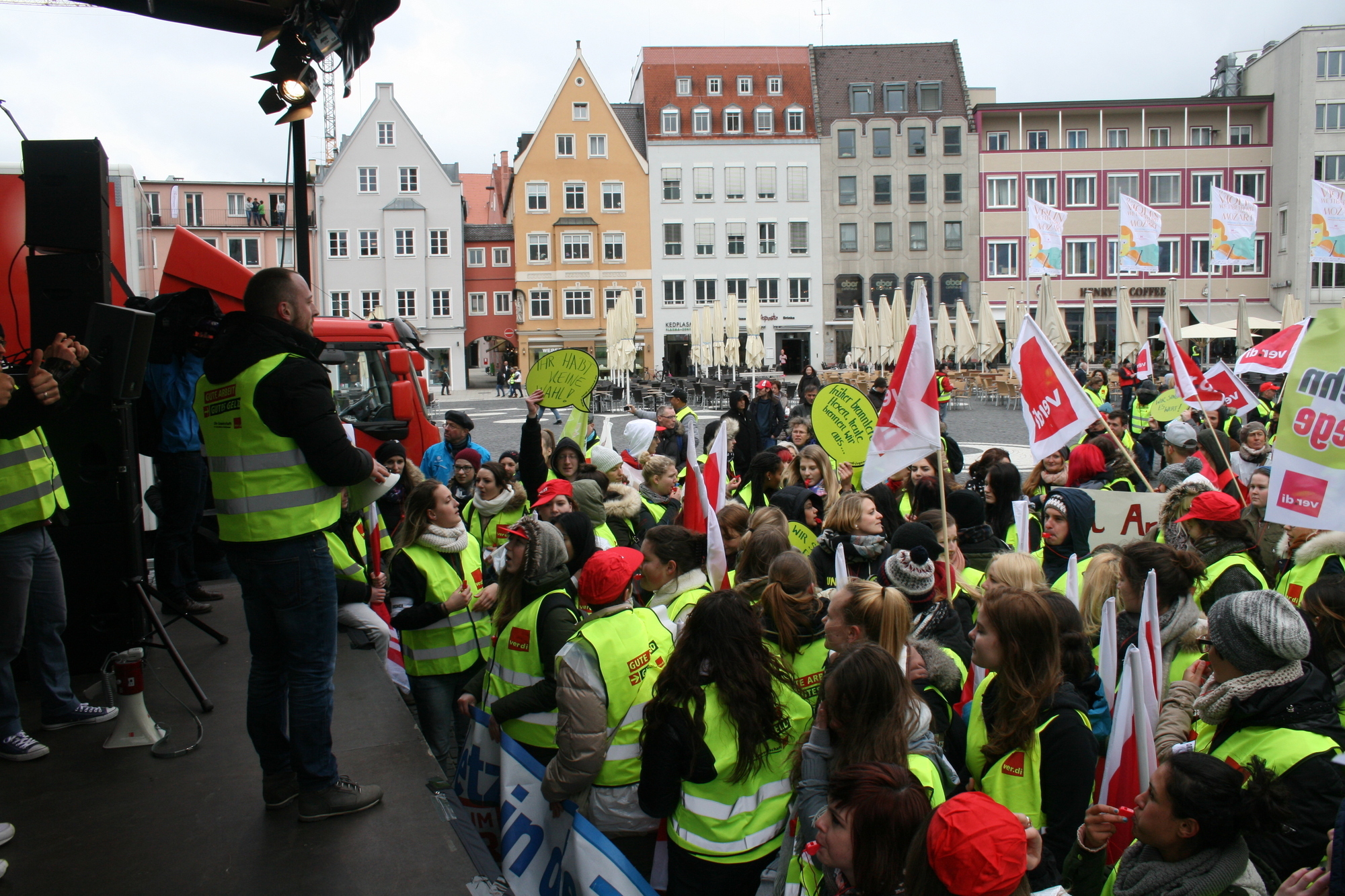 Zahlreiche Mitglieder aus ganz Schwaben nahmen an der Demonstration in Augsburg teil. Foto: B4B WIRTSCHAFTSLEBEN SCHWABEN
