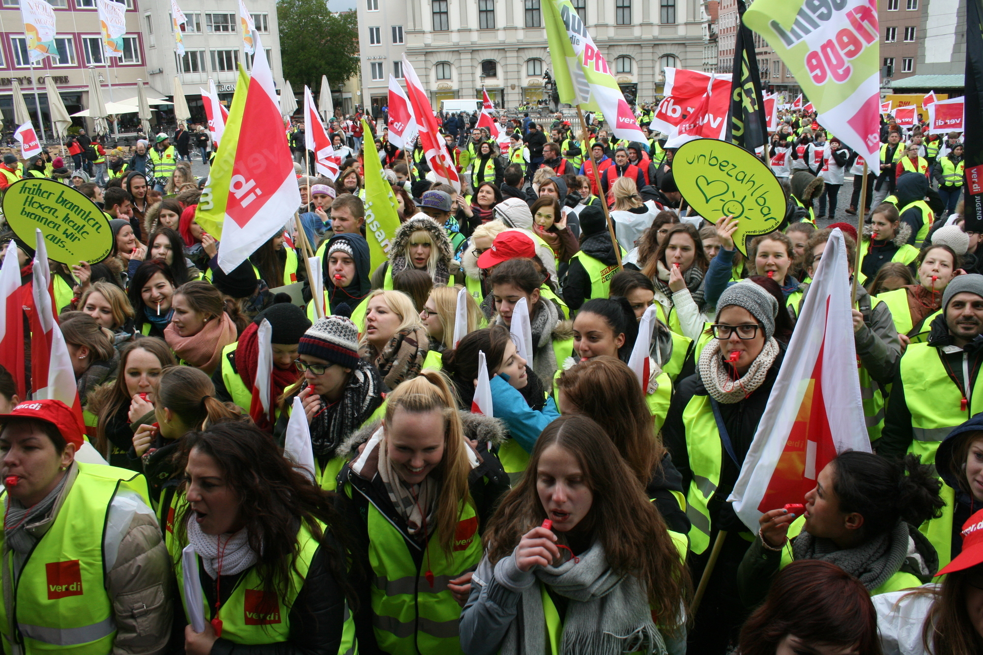Zahlreiche Mitglieder aus ganz Schwaben nahmen an der Demonstration in Augsburg teil. Foto: B4B WIRTSCHAFTSLEBEN SCHWABEN