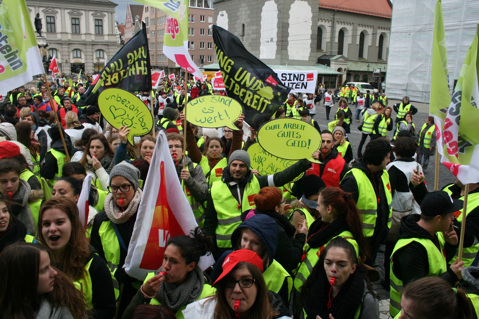 Zahlreiche Mitglieder aus ganz Schwaben nahmen an der Demonstration in Augsburg teil. Foto: B4B WIRTSCHAFTSLEBEN SCHWABEN