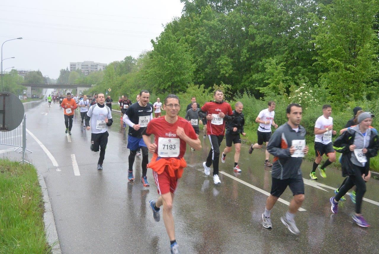 Impressionen der Teilnehmer des 5. M-net Firmenlaufs in Augsburg auf der Strecke. Foto: B4B WIRTSCHAFTSLEBEN SCHWABEN