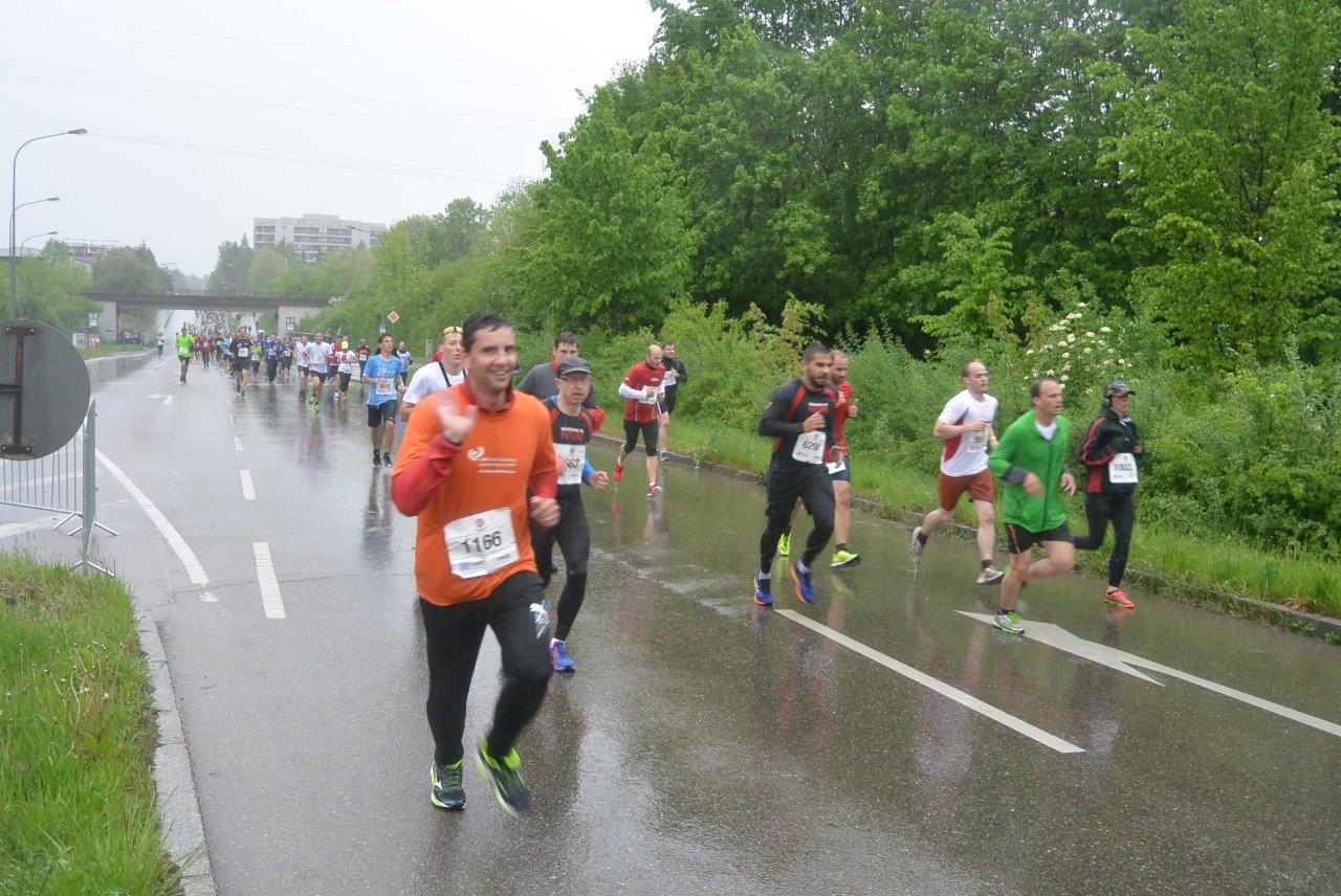 Impressionen der Teilnehmer des 5. M-net Firmenlaufs in Augsburg auf der Strecke. Foto: B4B WIRTSCHAFTSLEBEN SCHWABEN