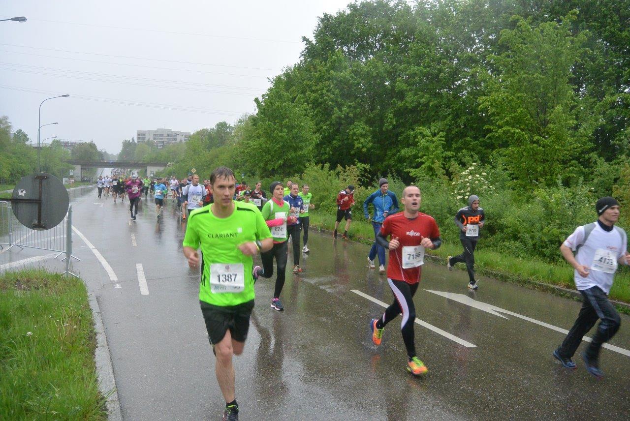 Impressionen der Teilnehmer des 5. M-net Firmenlaufs in Augsburg auf der Strecke. Foto: B4B WIRTSCHAFTSLEBEN SCHWABEN