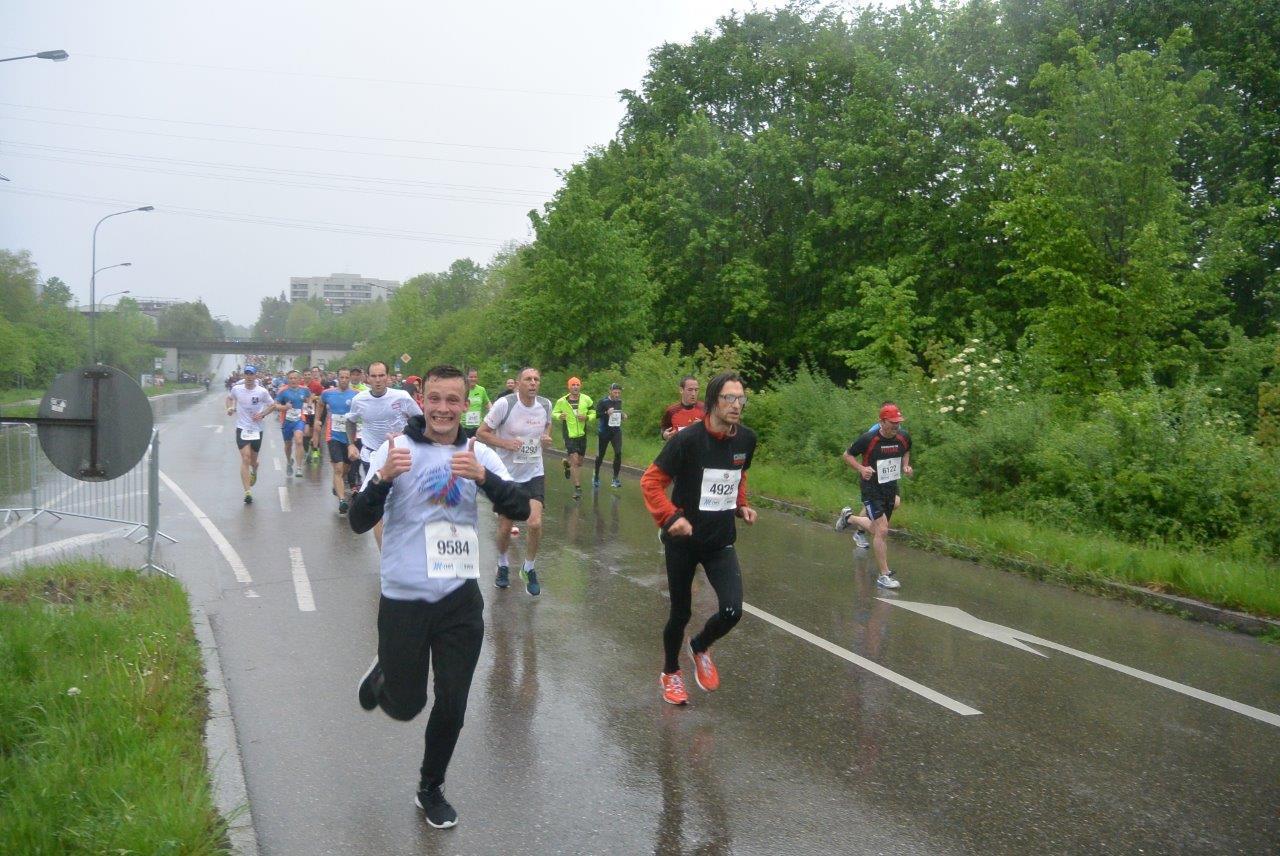 Impressionen der Teilnehmer des 5. M-net Firmenlaufs in Augsburg auf der Strecke. Foto: B4B WIRTSCHAFTSLEBEN SCHWABEN
