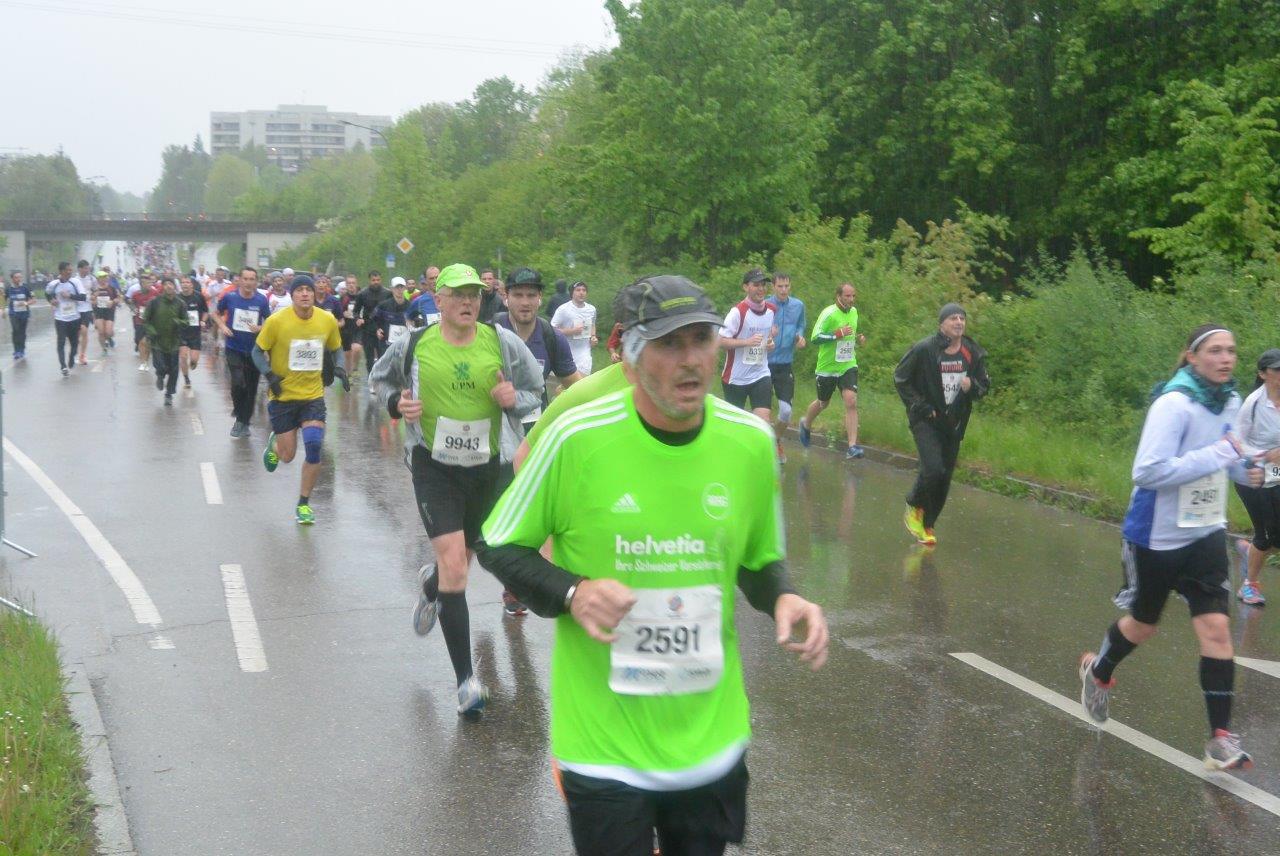 Impressionen der Teilnehmer des 5. M-net Firmenlaufs in Augsburg auf der Strecke. Foto: B4B WIRTSCHAFTSLEBEN SCHWABEN