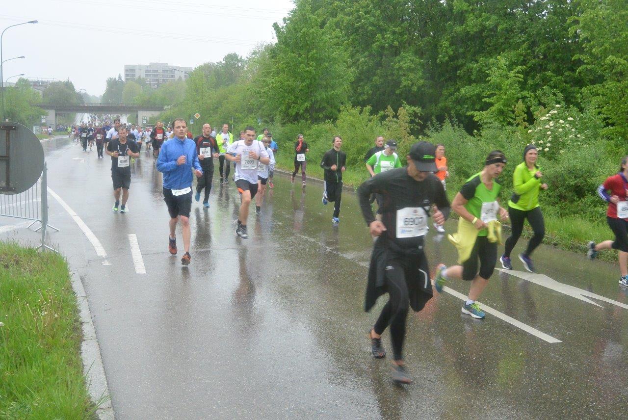 Impressionen der Teilnehmer des 5. M-net Firmenlaufs in Augsburg auf der Strecke. Foto: B4B WIRTSCHAFTSLEBEN SCHWABEN
