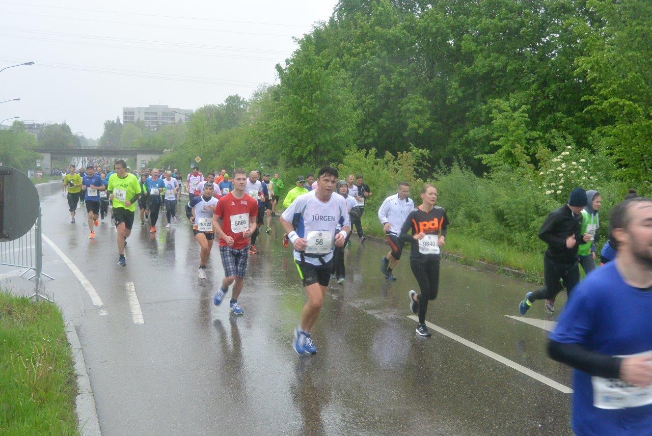 Impressionen der Teilnehmer des 5. M-net Firmenlaufs in Augsburg auf der Strecke. Foto: B4B WIRTSCHAFTSLEBEN SCHWABEN