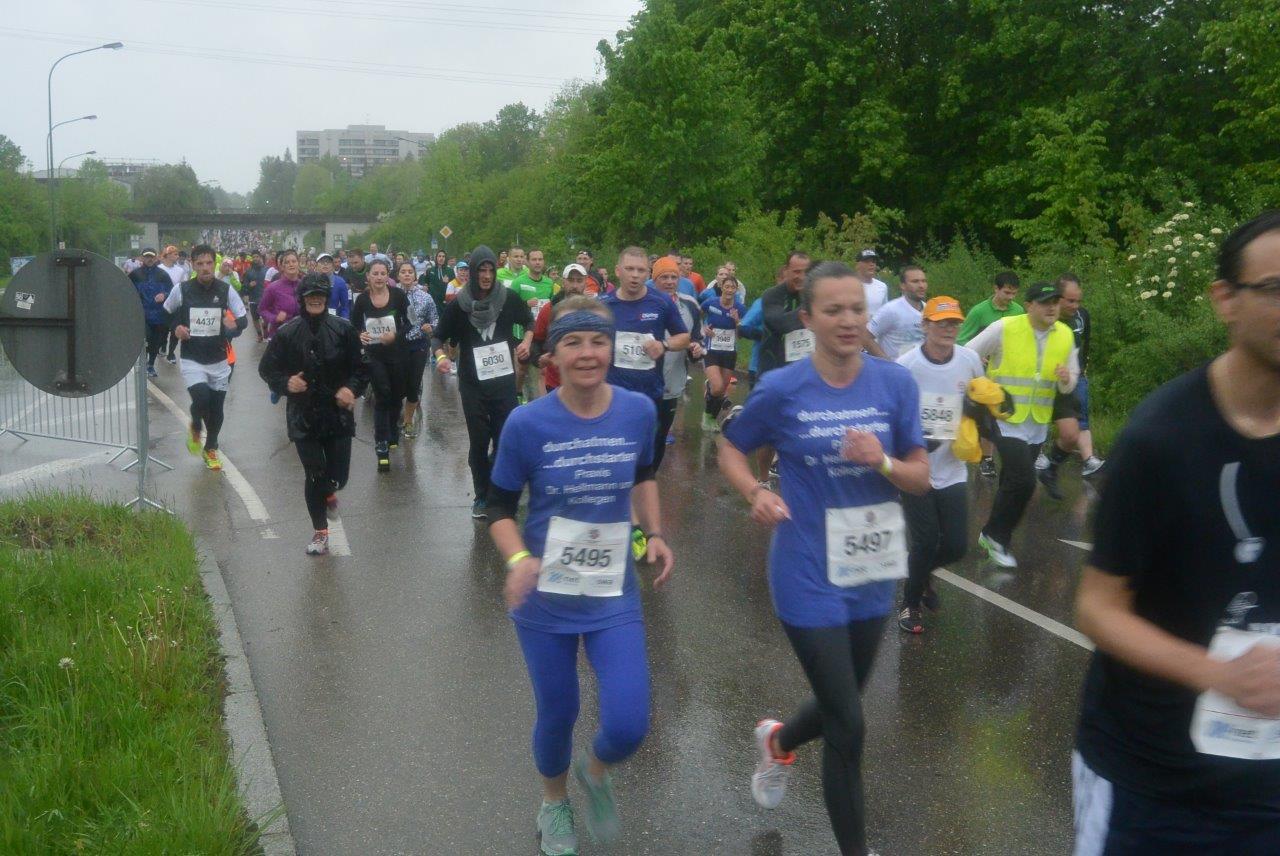 Impressionen der Teilnehmer des 5. M-net Firmenlaufs in Augsburg auf der Strecke. Foto: B4B WIRTSCHAFTSLEBEN SCHWABEN