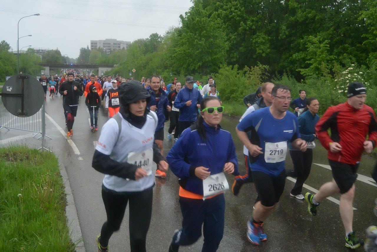 Impressionen der Teilnehmer des 5. M-net Firmenlaufs in Augsburg auf der Strecke. Foto: B4B WIRTSCHAFTSLEBEN SCHWABEN