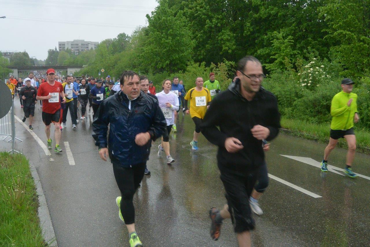Impressionen der Teilnehmer des 5. M-net Firmenlaufs in Augsburg auf der Strecke. Foto: B4B WIRTSCHAFTSLEBEN SCHWABEN