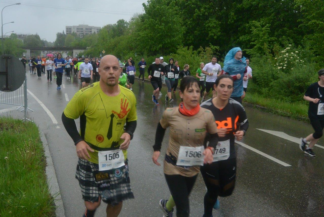 Impressionen der Teilnehmer des 5. M-net Firmenlaufs in Augsburg auf der Strecke. Foto: B4B WIRTSCHAFTSLEBEN SCHWABEN