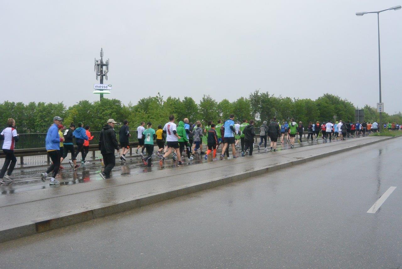 Impressionen der Teilnehmer des 5. M-net Firmenlaufs in Augsburg auf der Strecke. Foto: B4B WIRTSCHAFTSLEBEN SCHWABEN