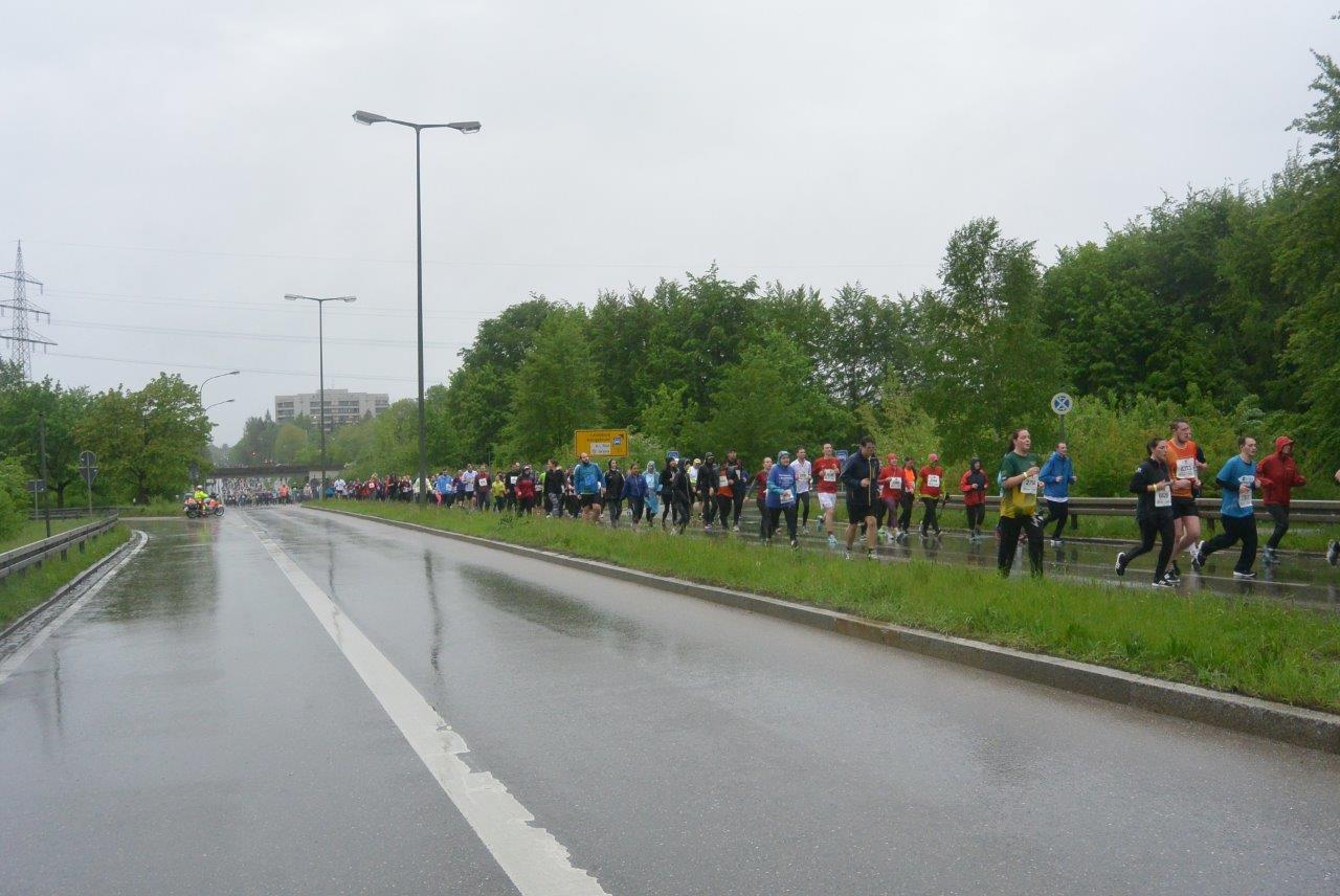 Impressionen der Teilnehmer des 5. M-net Firmenlaufs in Augsburg auf der Strecke. Foto: B4B WIRTSCHAFTSLEBEN SCHWABEN