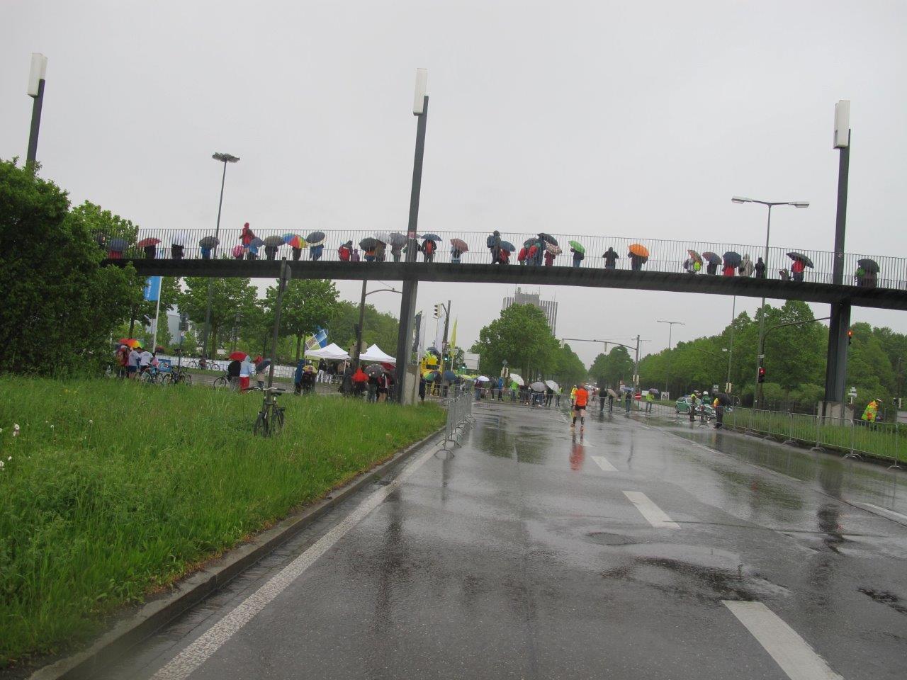 Impressionen der Teilnehmer des 5. M-net Firmenlaufs in Augsburg auf der Strecke. Foto: B4B WIRTSCHAFTSLEBEN SCHWABEN