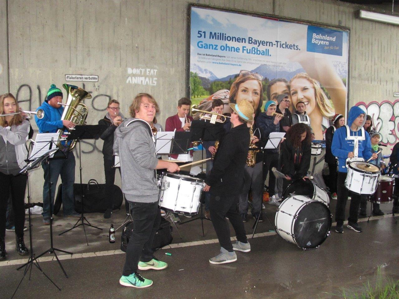 Impressionen der Teilnehmer des 5. M-net Firmenlaufs in Augsburg auf der Strecke. Foto: B4B WIRTSCHAFTSLEBEN SCHWABEN