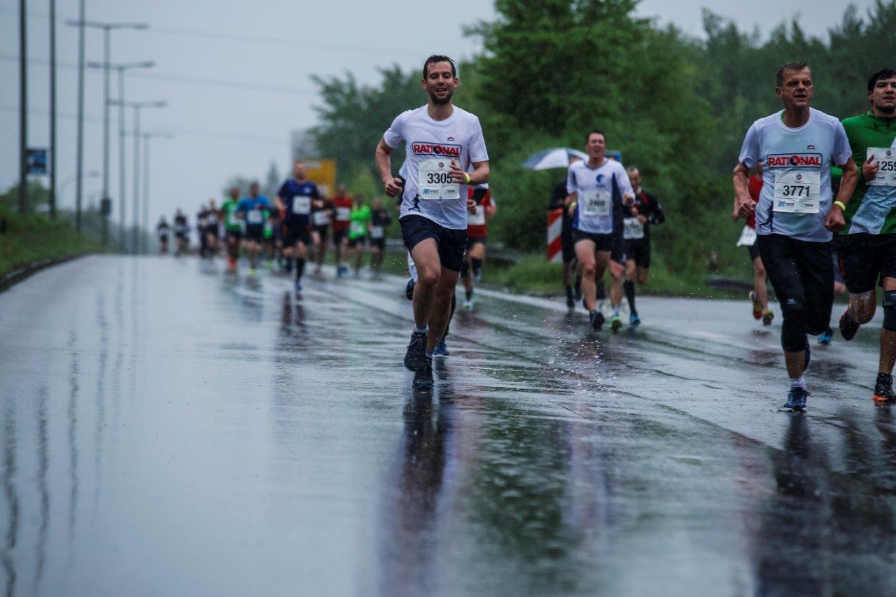 5. M-net Firmenlauf Augsburg: Auf der Strecke. Foto: Bernd Jaufmann