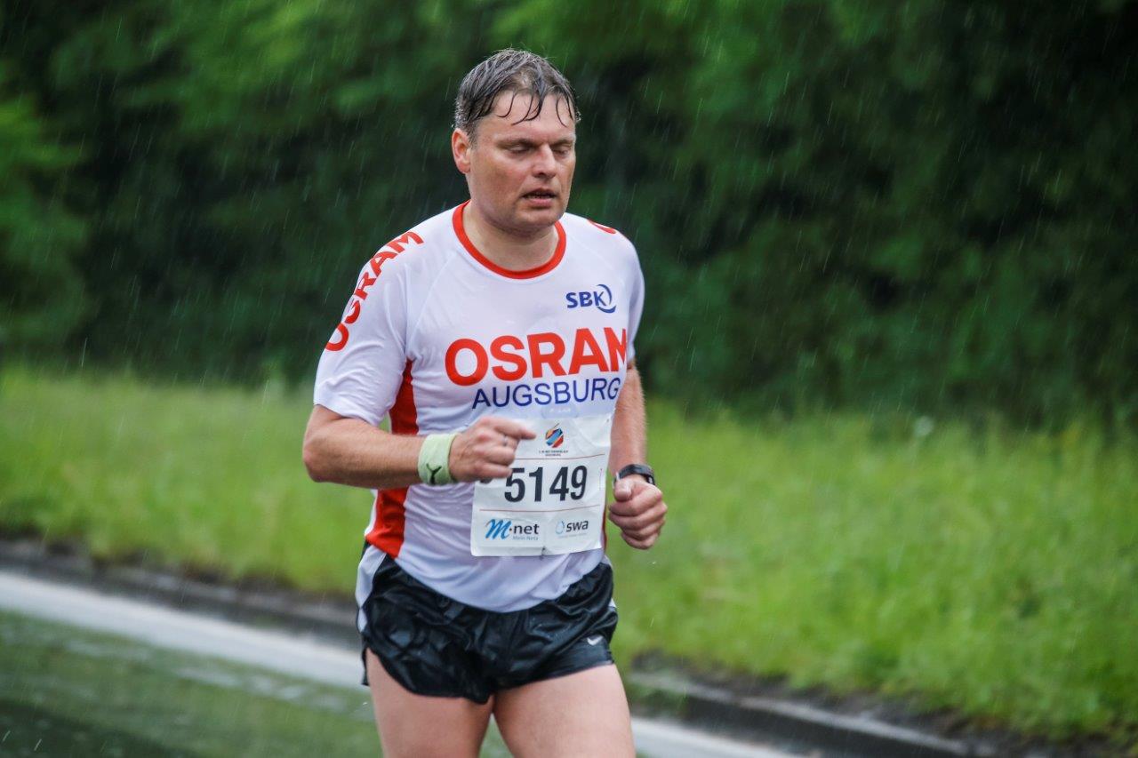 5. M-net Firmenlauf Augsburg: Auf der Strecke. Foto: Bernd Jaufmann