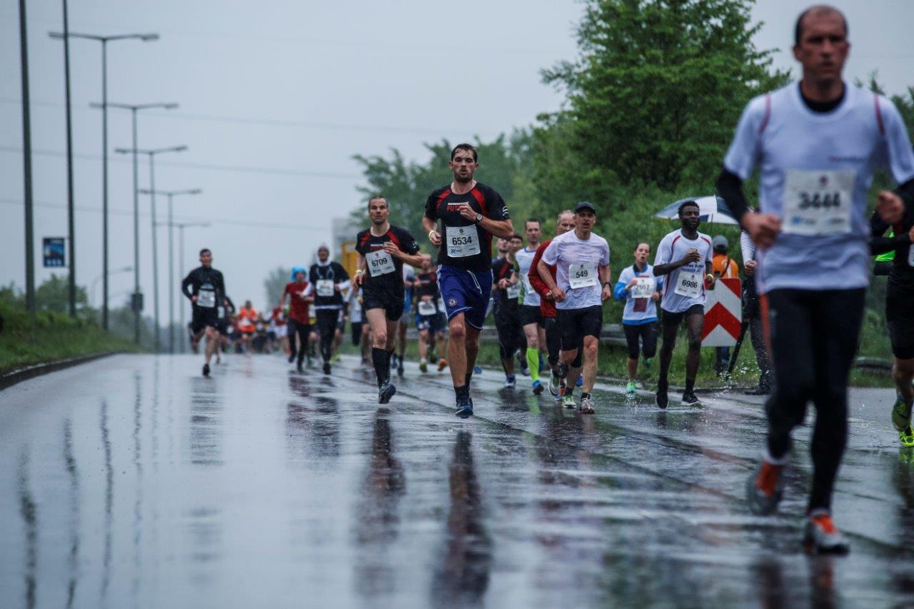 5. M-net Firmenlauf Augsburg: Auf der Strecke. Foto: Bernd Jaufmann