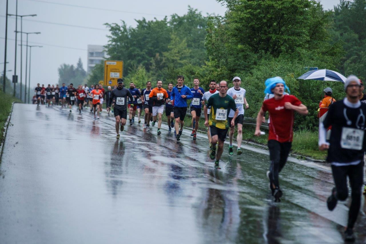 5. M-net Firmenlauf Augsburg: Auf der Strecke. Foto: Bernd Jaufmann
