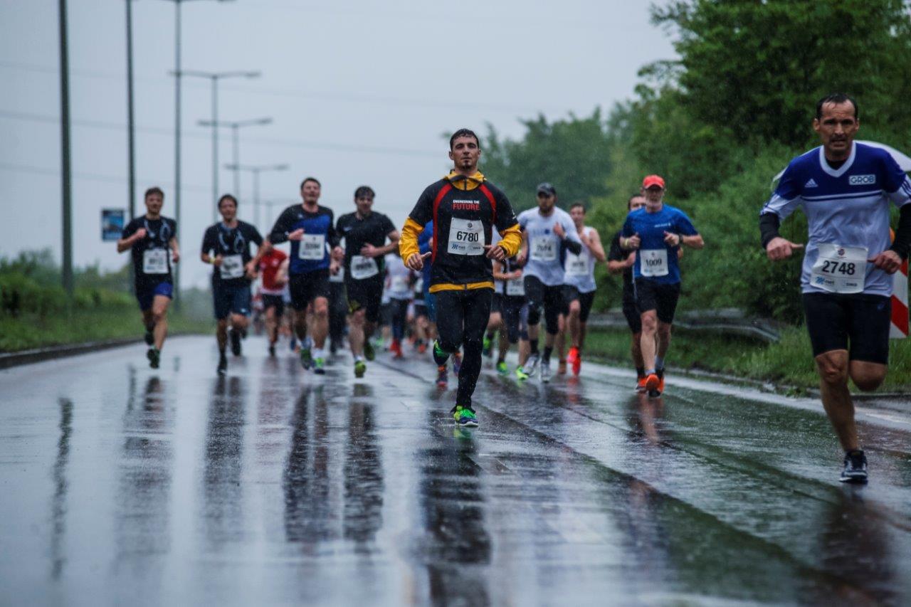 5. M-net Firmenlauf Augsburg: Auf der Strecke. Foto: Bernd Jaufmann