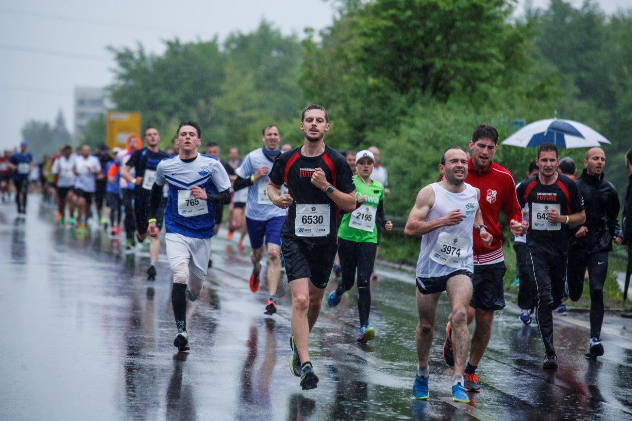 5. M-net Firmenlauf Augsburg: Auf der Strecke. Foto: Bernd Jaufmann