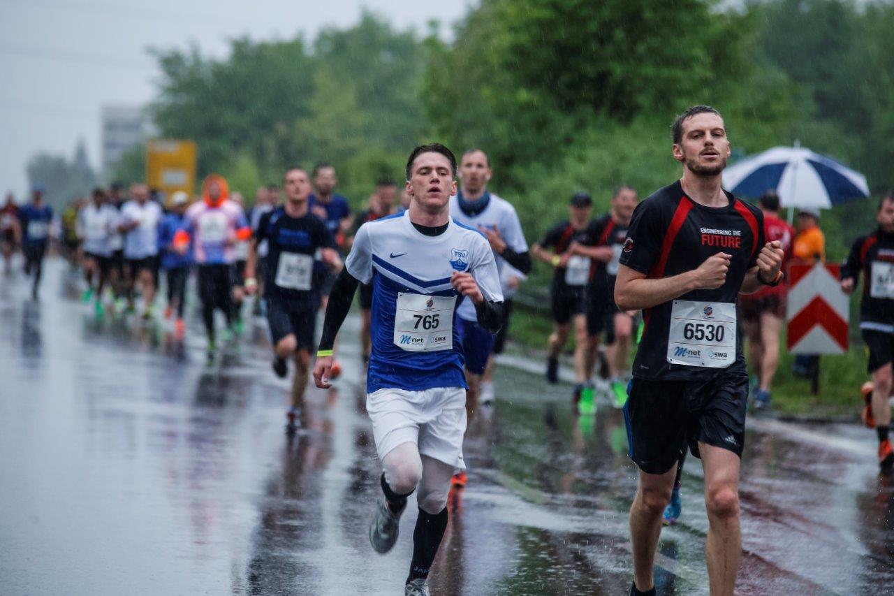 5. M-net Firmenlauf Augsburg: Auf der Strecke. Foto: Bernd Jaufmann
