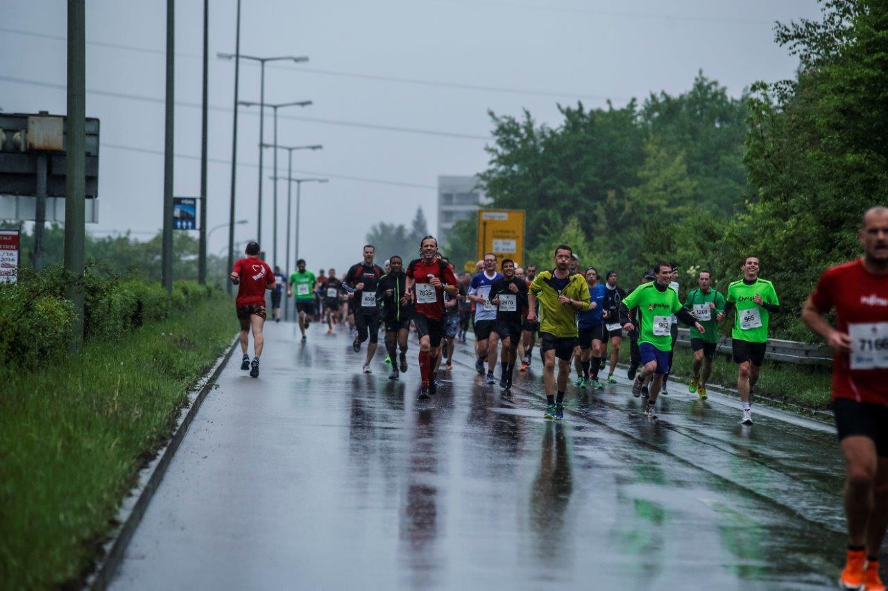 5. M-net Firmenlauf Augsburg: Auf der Strecke. Foto: Bernd Jaufmann