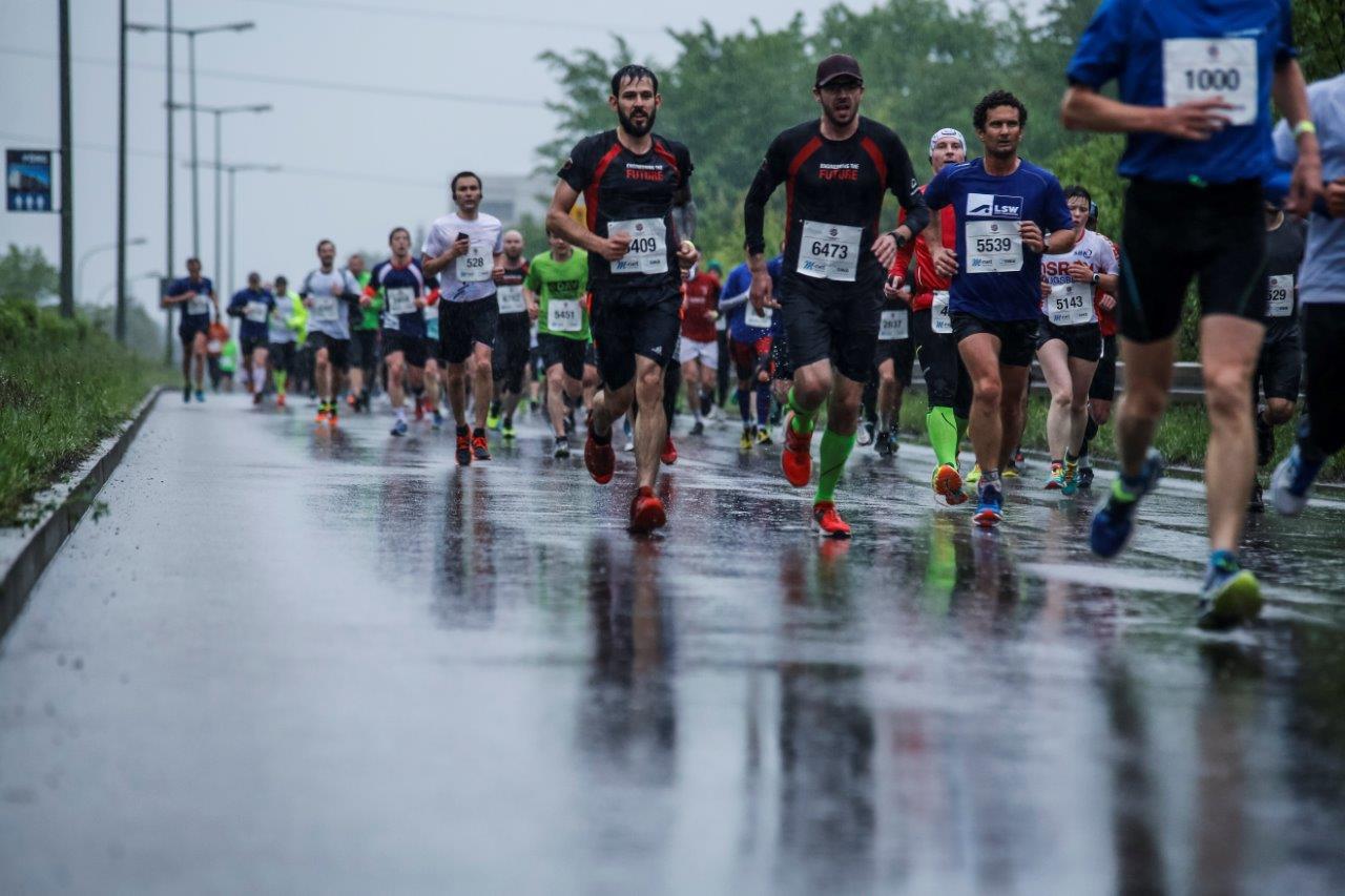 5. M-net Firmenlauf Augsburg: Auf der Strecke. Foto: Bernd Jaufmann