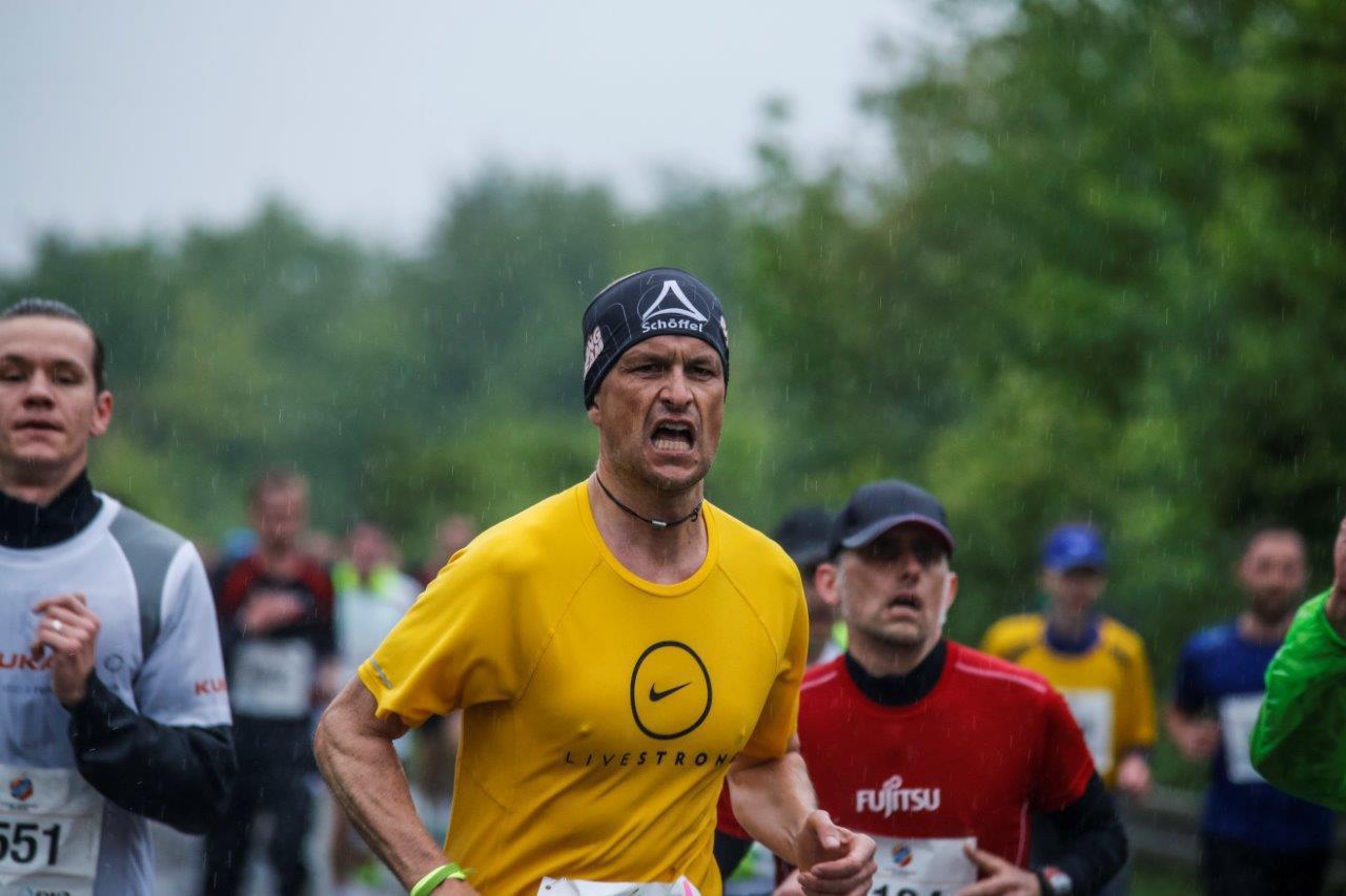 5. M-net Firmenlauf Augsburg: Auf der Strecke. Foto: Bernd Jaufmann