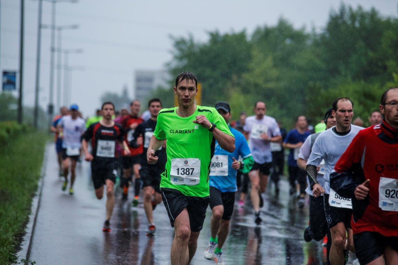 5. M-net Firmenlauf Augsburg: Auf der Strecke. Foto: Bernd Jaufmann