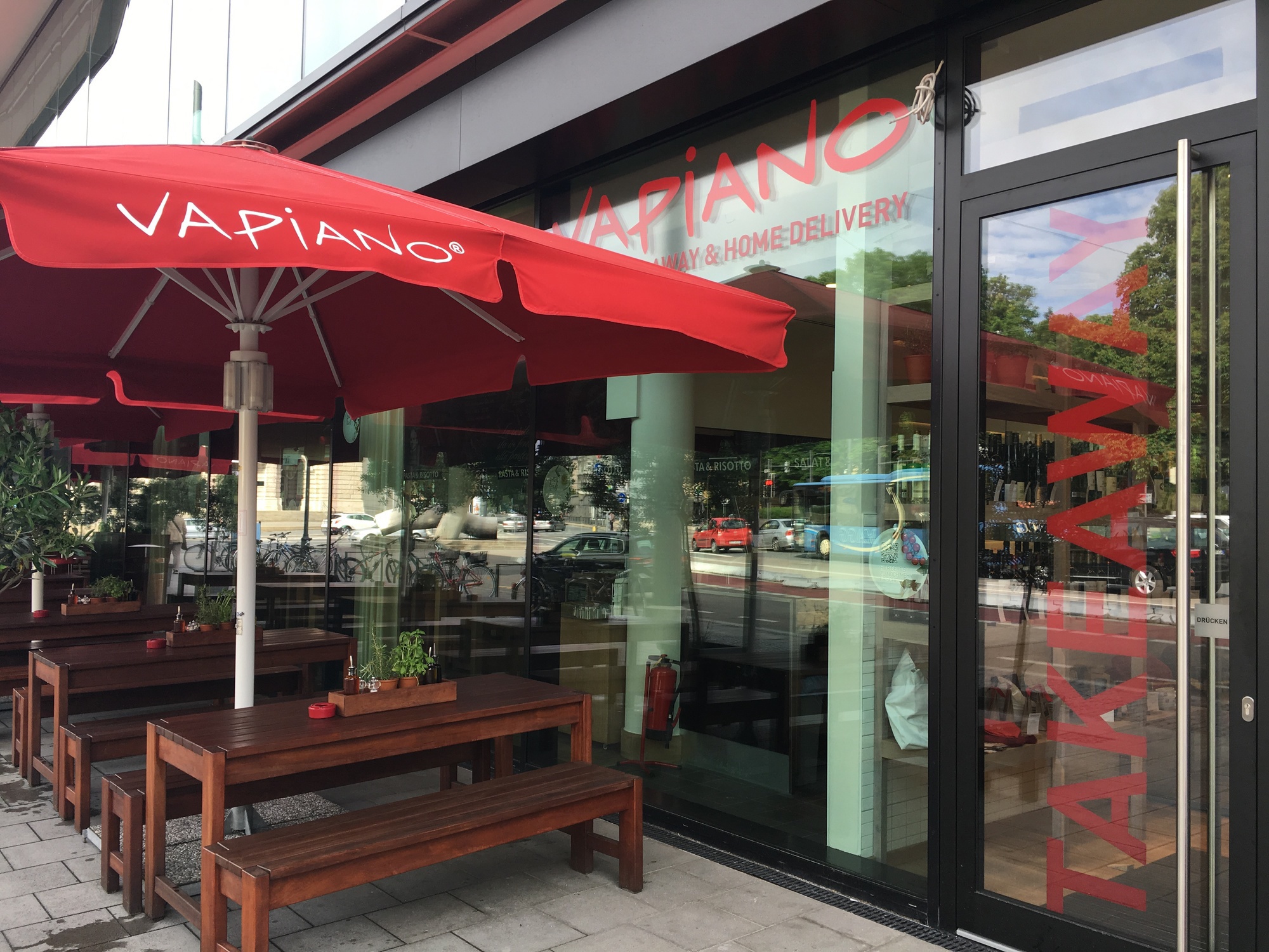 "VAPIANO Home Delivery" kündigt bereits die Fassade des Vapiano Augsburg an. Foto: B4B WIRTSCHAFTSLEBEN SCHWABEN