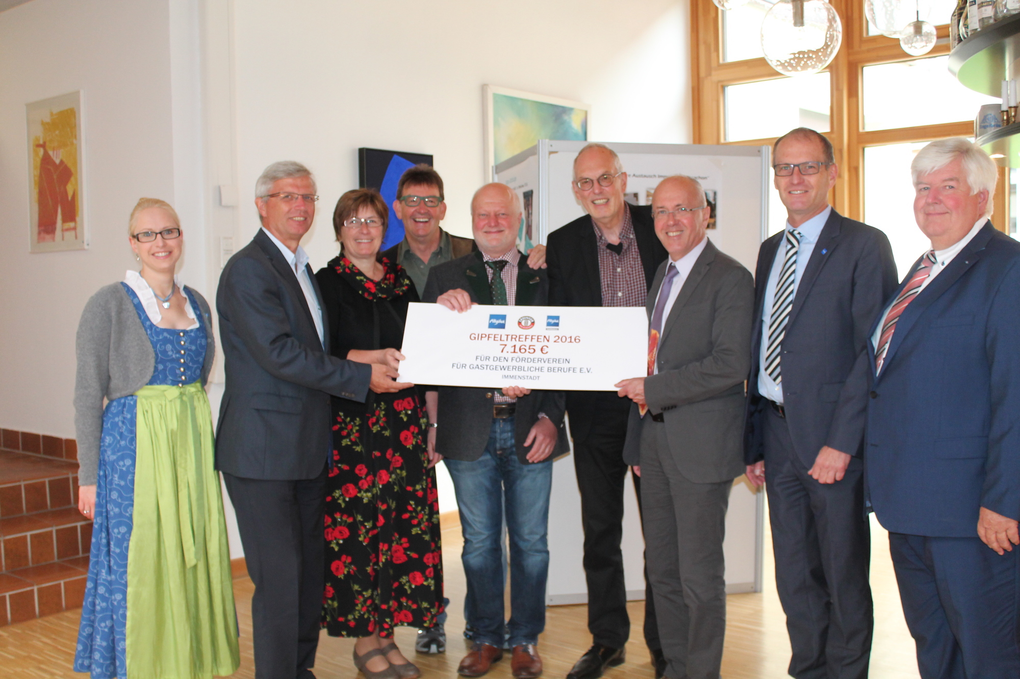 Der Förderverein für gastgewerbliche Berufe der Berufsschule Immenstadt erhält den Spendencheck. Foto: Bad Hindelang Tourismus