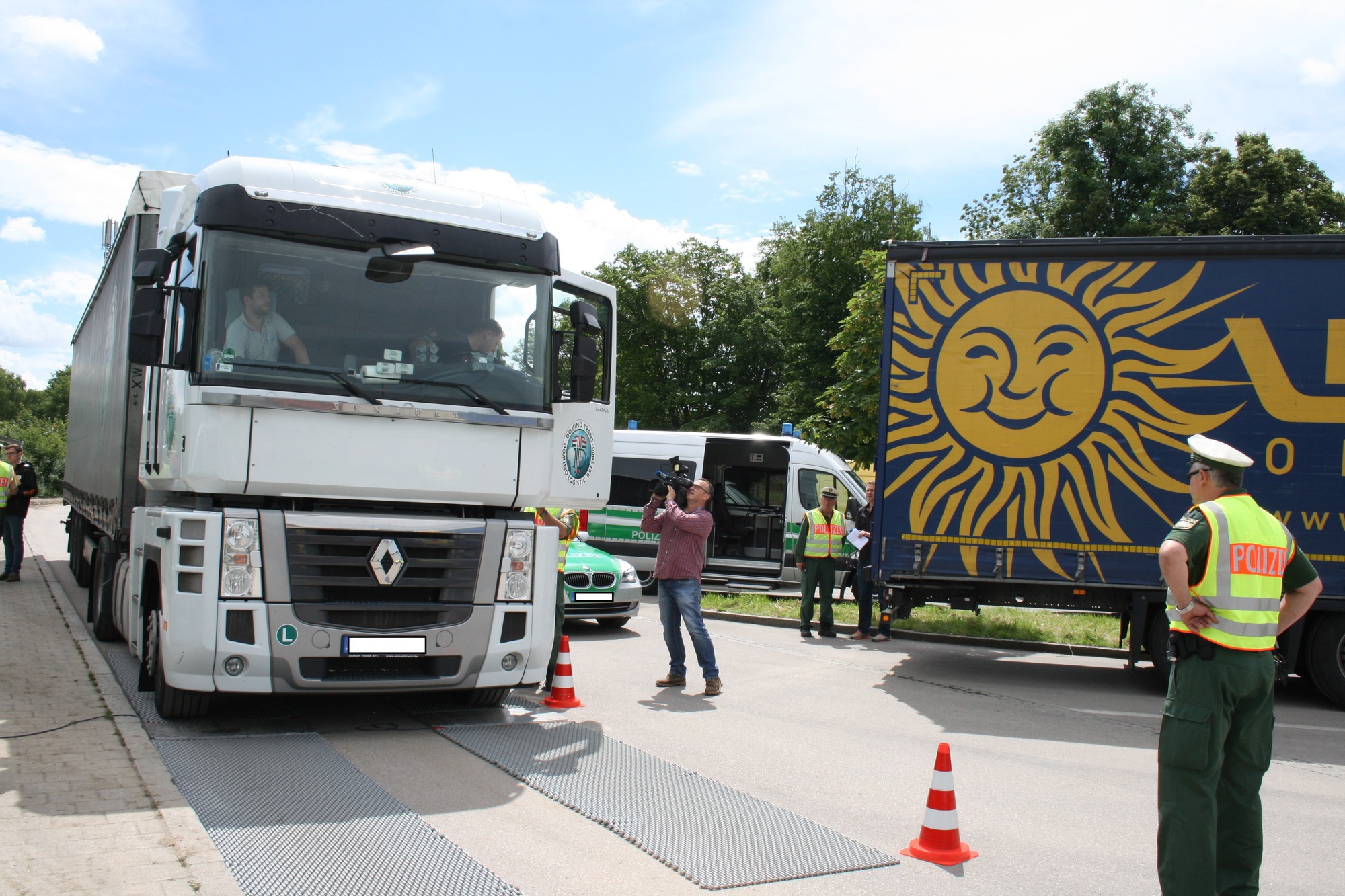 LKW-Kontrolle auf der A8 bei Augsburg mit Verkehrsminister Joachim Herrmann. Foto: B4B WIRTSCHAFTSLEBEN SCHWABEN