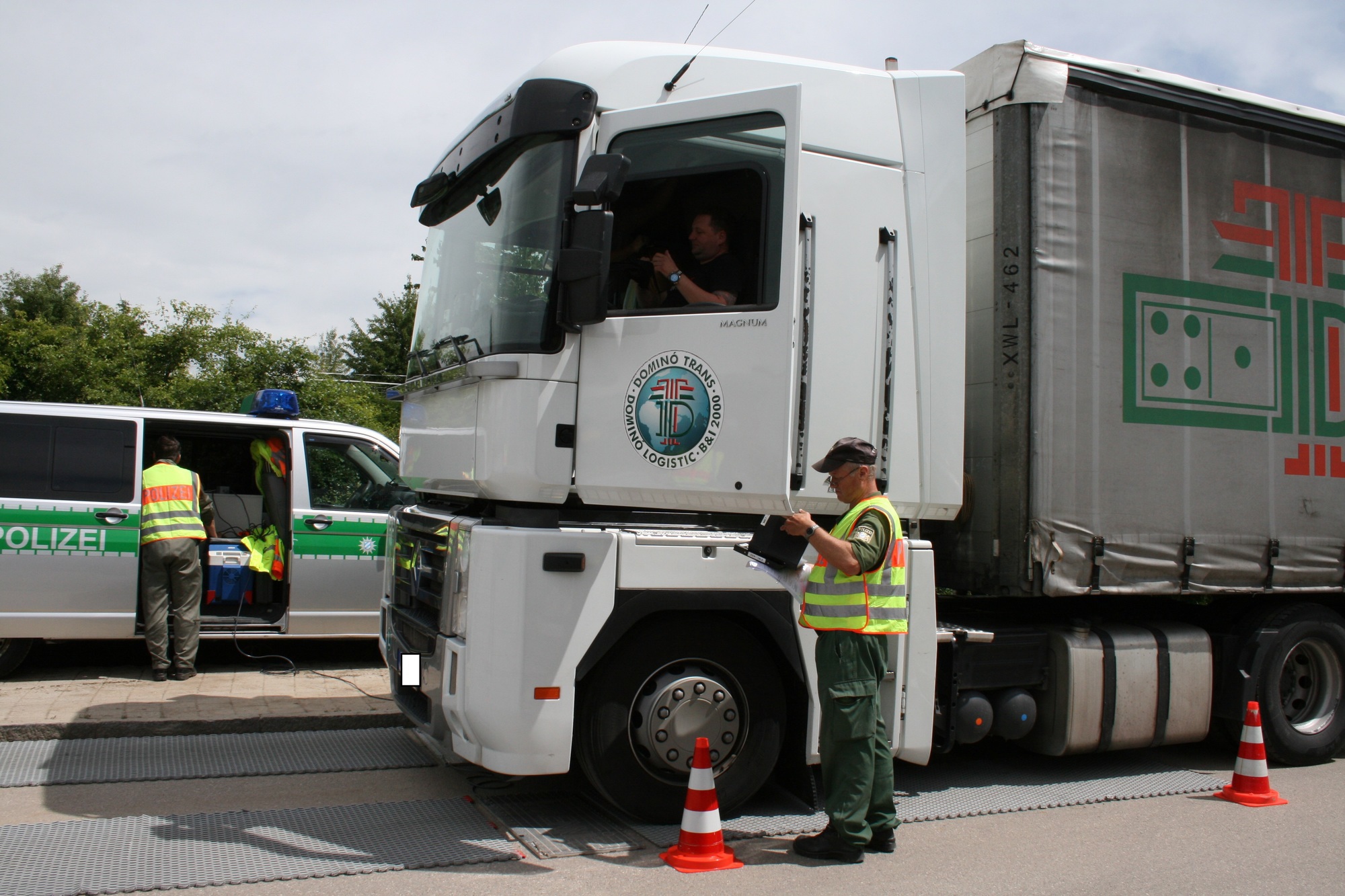 LKW-Kontrolle auf der A8 bei Augsburg mit Verkehrsminister Joachim Herrmann. Foto: B4B WIRTSCHAFTSLEBEN SCHWABEN