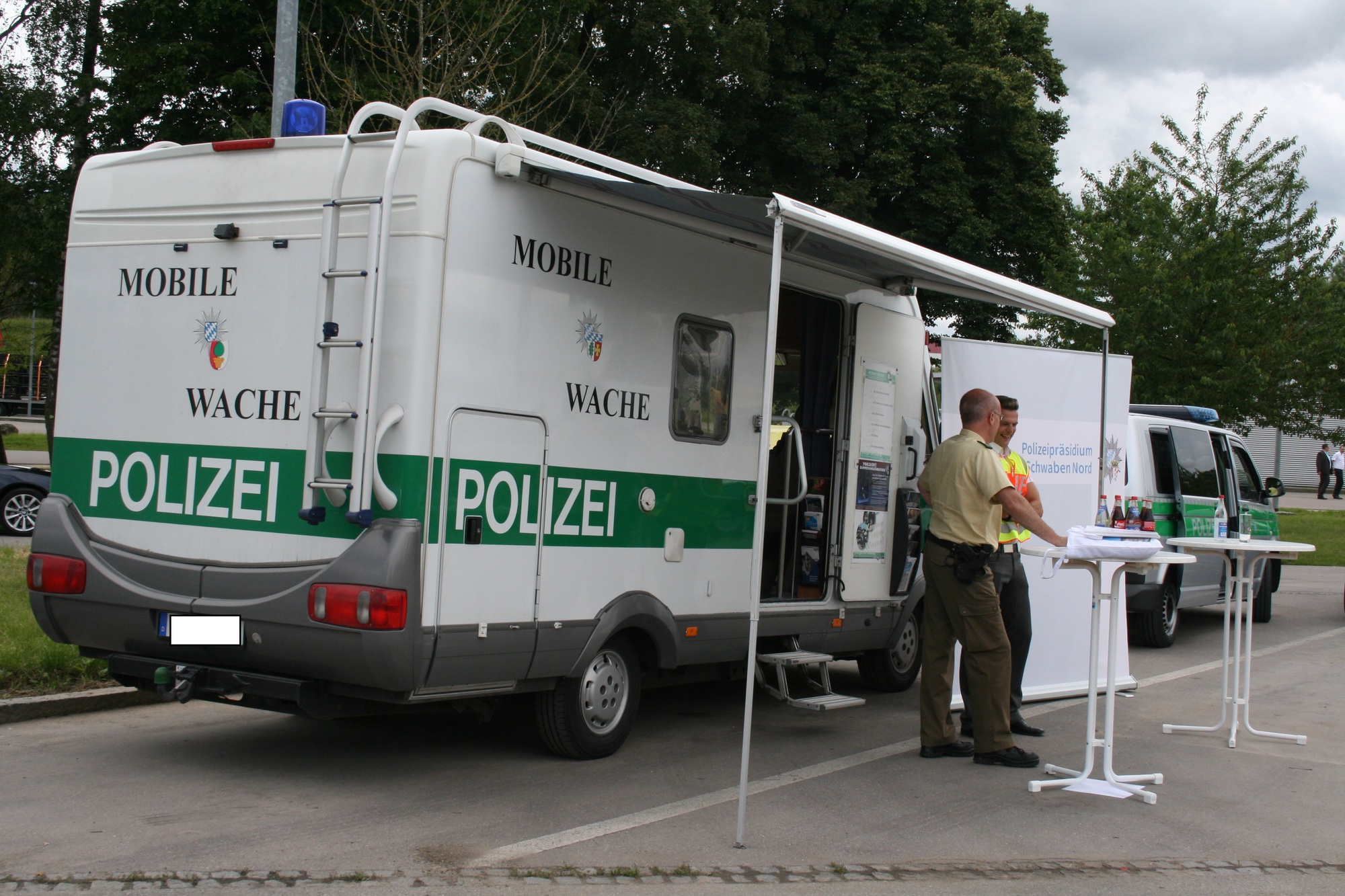 LKW-Kontrolle auf der A8 bei Augsburg mit Verkehrsminister Joachim Herrmann. Foto: B4B WIRTSCHAFTSLEBEN SCHWABEN