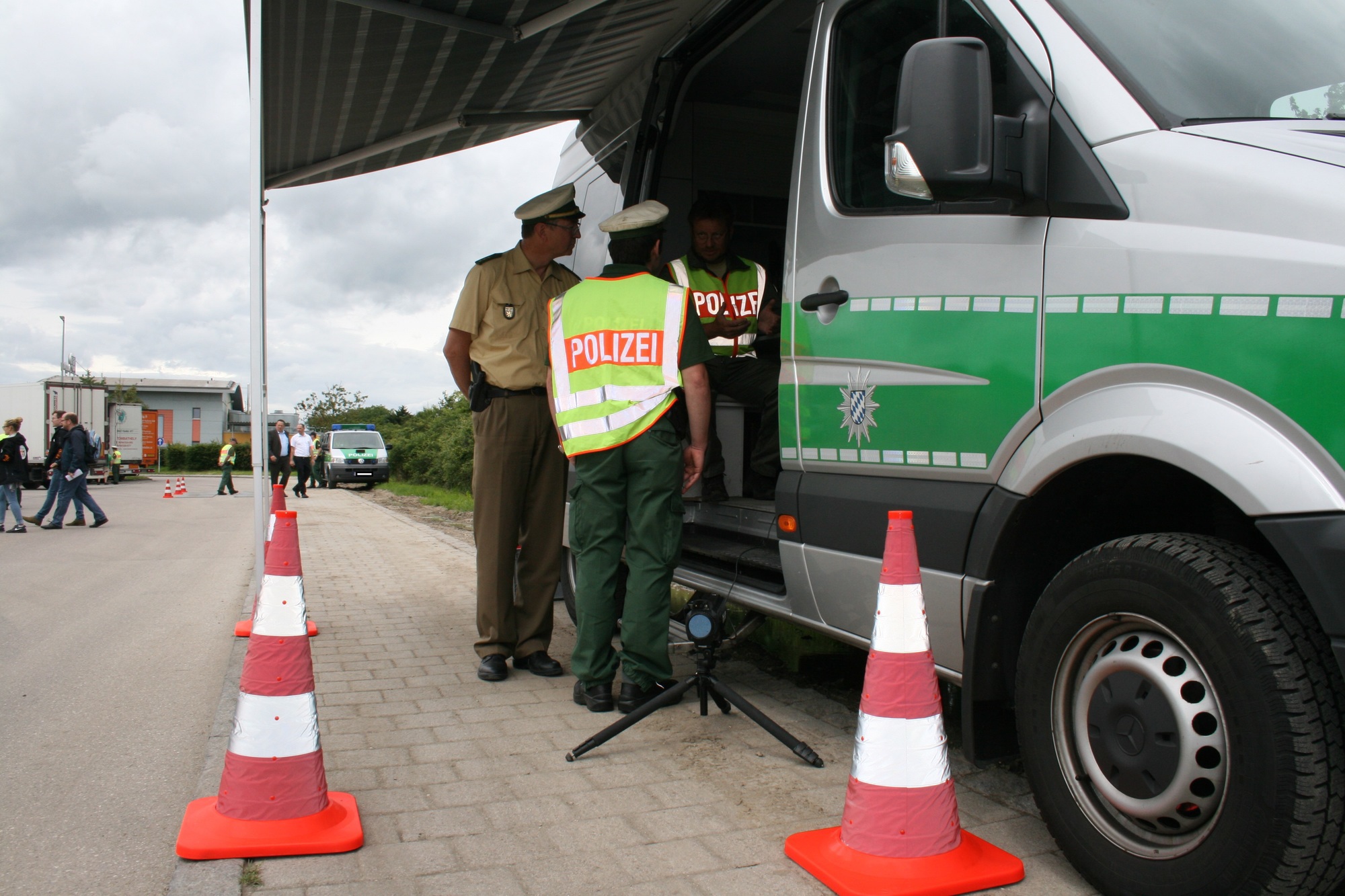 LKW-Kontrolle auf der A8 bei Augsburg mit Verkehrsminister Joachim Herrmann. Foto: B4B WIRTSCHAFTSLEBEN SCHWABEN
