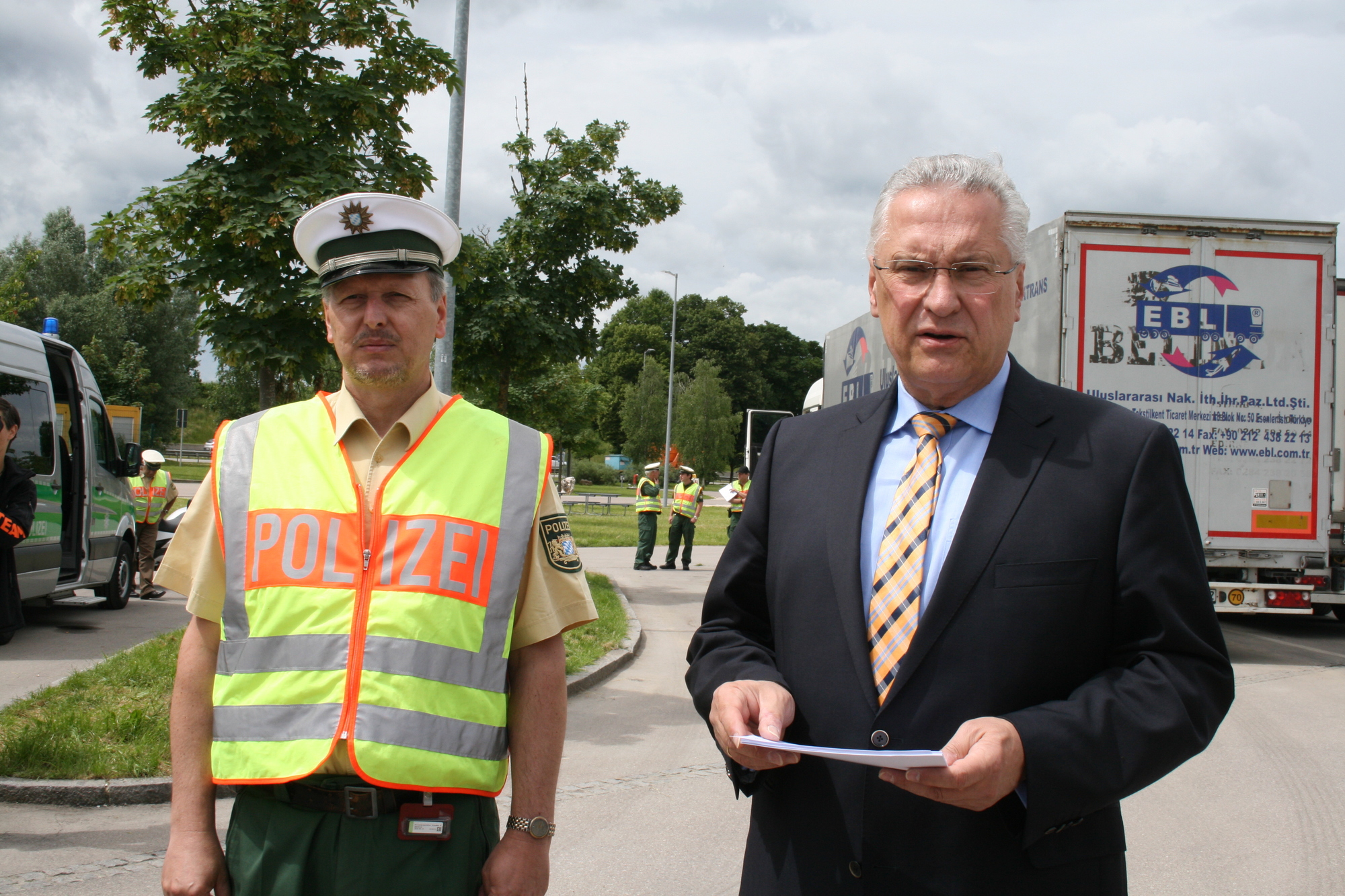 LKW-Kontrolle auf der A8 bei Augsburg mit Verkehrsminister Joachim Herrmann. Foto: B4B WIRTSCHAFTSLEBEN SCHWABEN