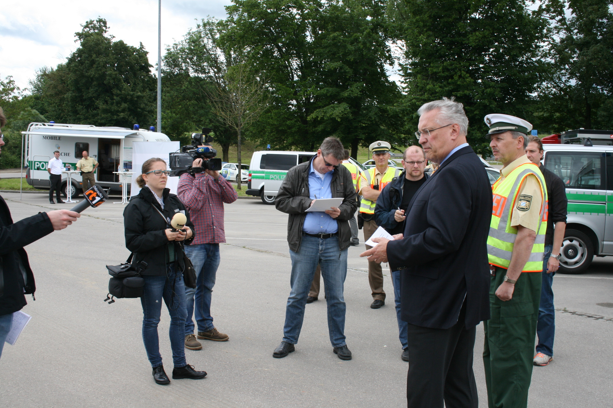 LKW-Kontrolle auf der A8 bei Augsburg mit Verkehrsminister Joachim Herrmann. Foto: B4B WIRTSCHAFTSLEBEN SCHWABEN