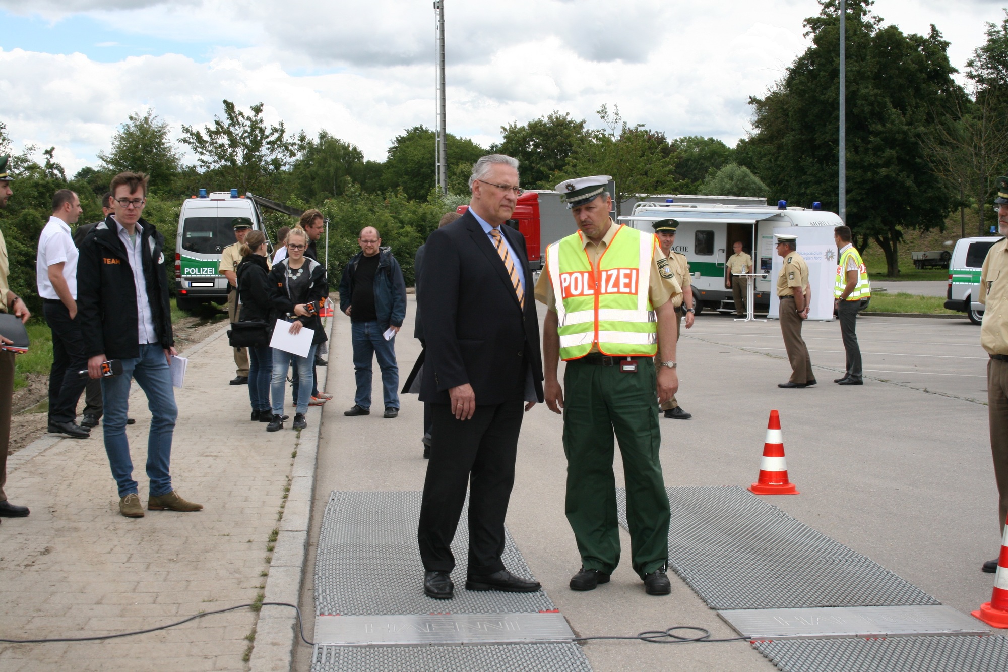 LKW-Kontrolle auf der A8 bei Augsburg mit Verkehrsminister Joachim Herrmann. Foto: B4B WIRTSCHAFTSLEBEN SCHWABEN