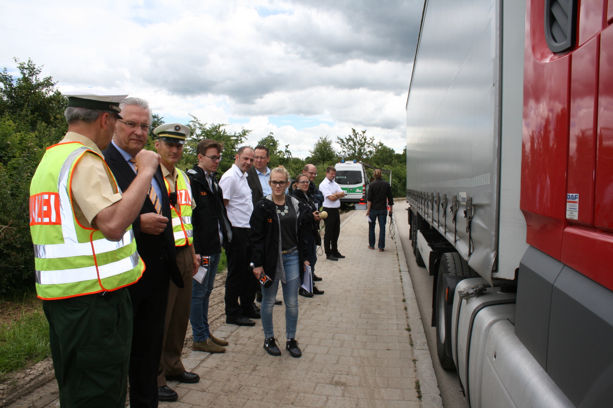 LKW-Kontrolle auf der A8 bei Augsburg mit Verkehrsminister Joachim Herrmann. Foto: B4B WIRTSCHAFTSLEBEN SCHWABEN